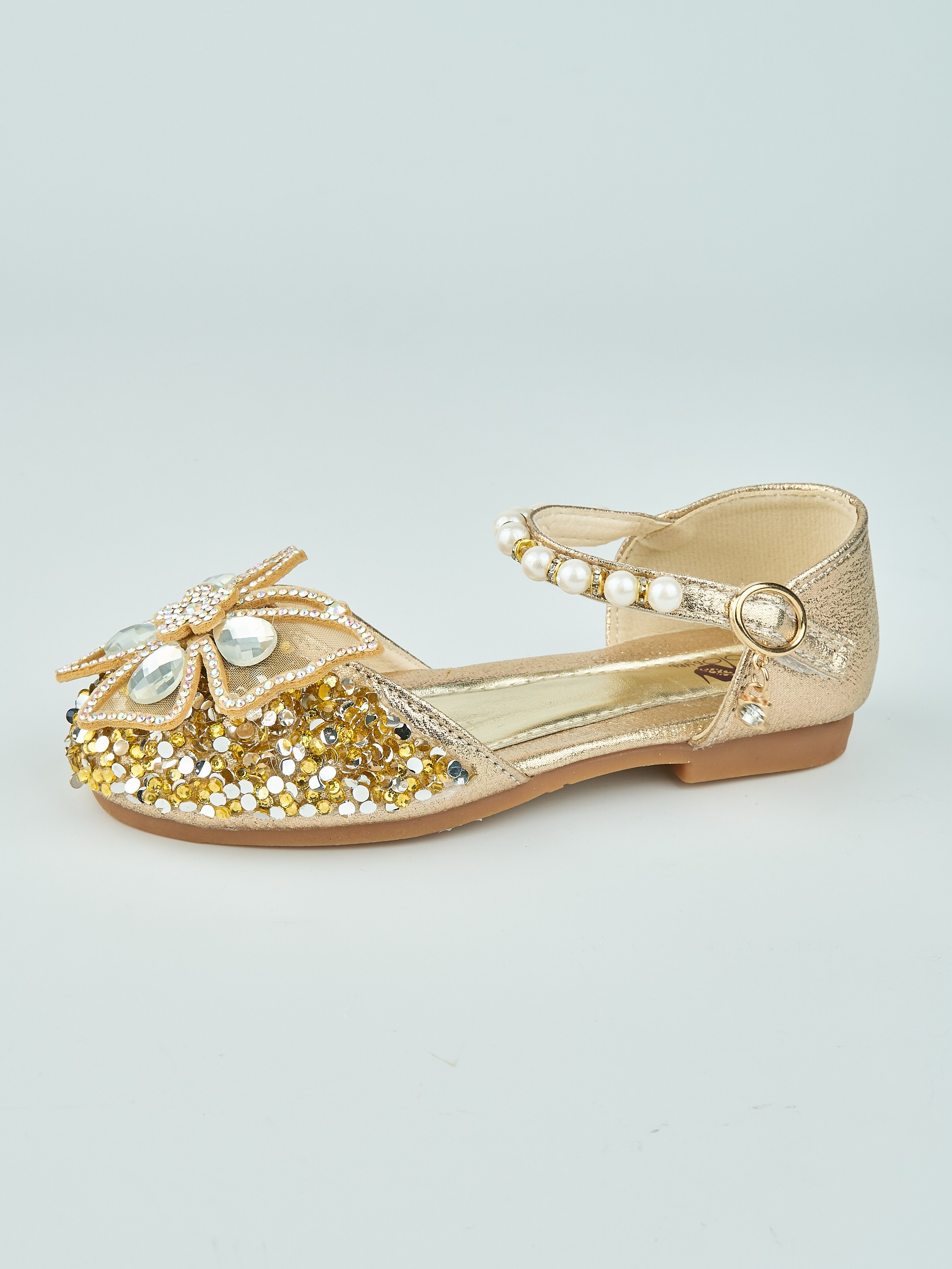 Каталожная фотосъёмка детских туфель для Wildberries