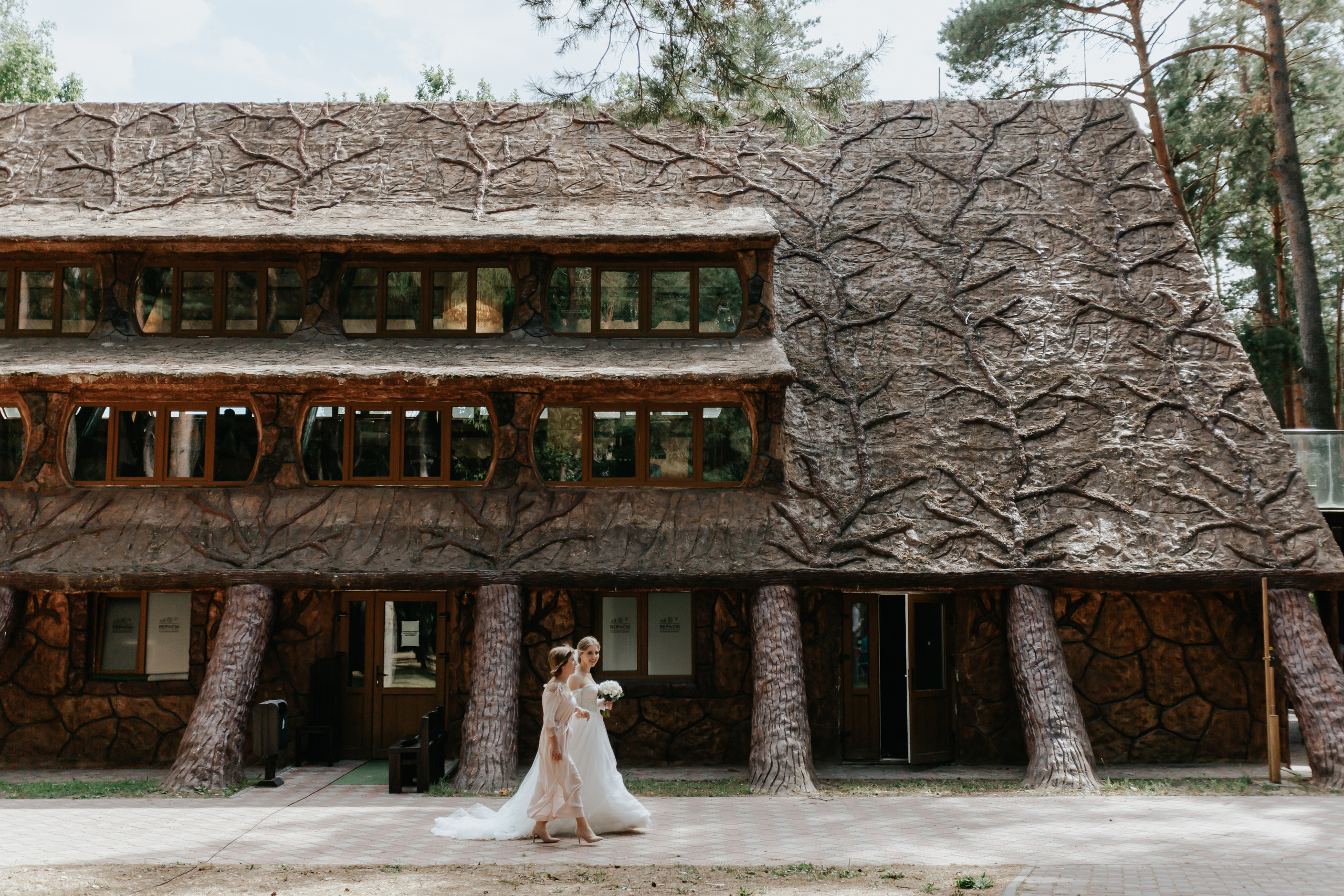 Мама невесты провожает свою дочь на выездную регистрацию брака