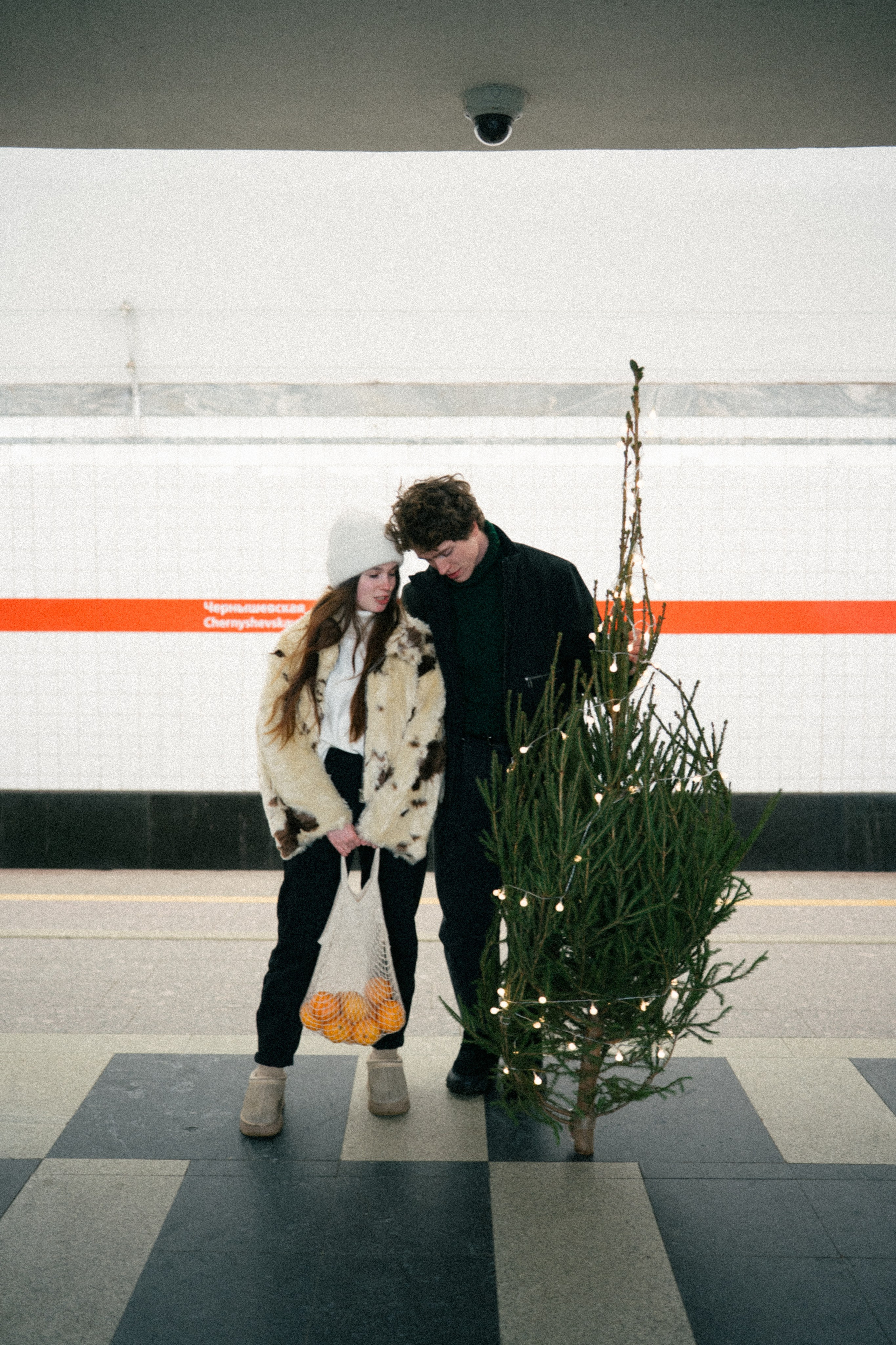 НОВОГОДНЯЯ ПРОГУЛКА ПАРЫ ПО ЧЕРНЫШЕВСКОЙ ПЕРЕД НОВЫМ ГОДОМ. Профессиональный фотограф, Санкт-Петербург — Виктория Богомолова