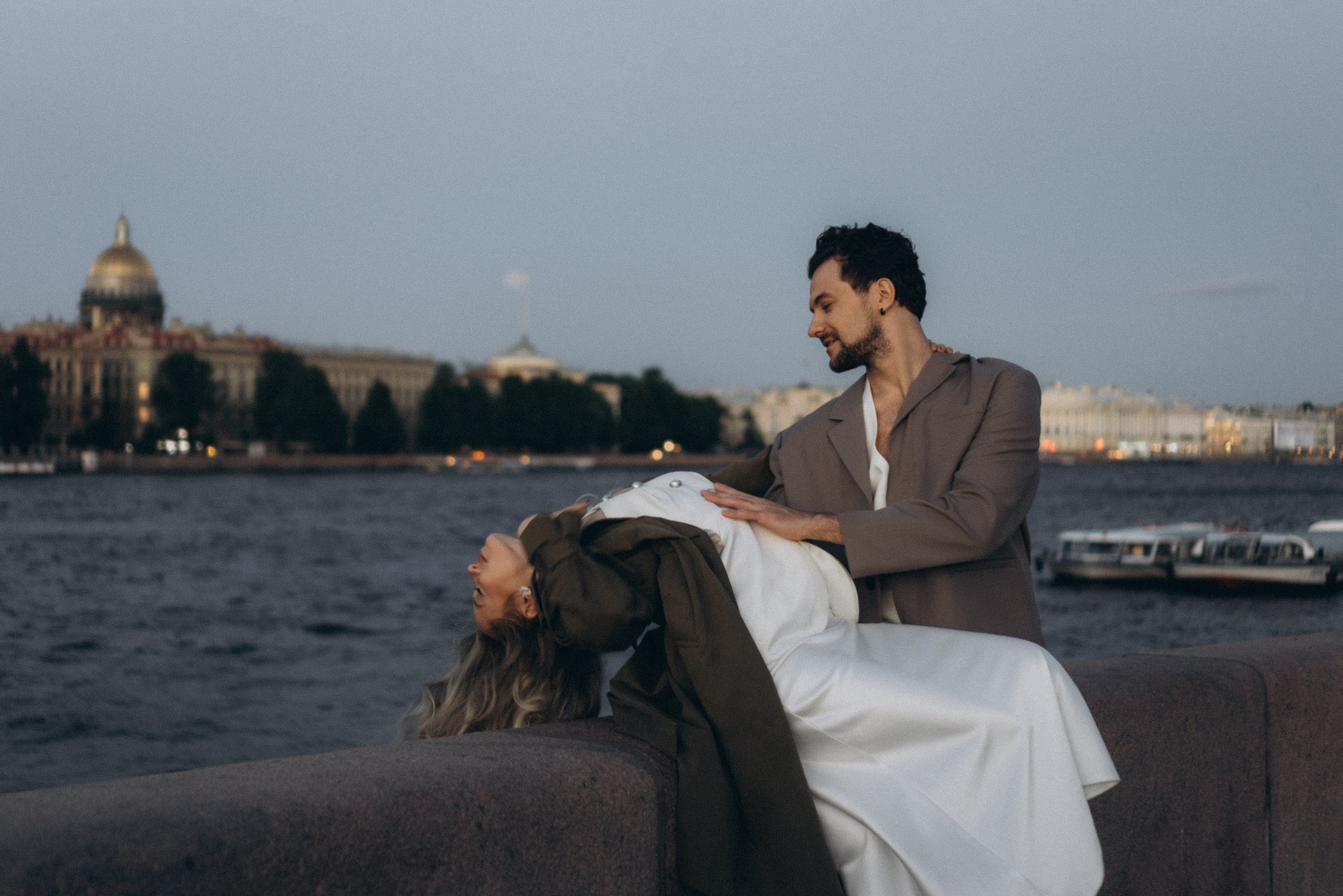 СВАДЕБНАЯ СЬЕМКА ПАРЫ НА РАССВЕТЕ В БЕЛЫЕ НОЧИ И ПРОГУЛКА С РАЗВОДНЫМИ МОСТАМИ И ПИКНИК ВОЗЛЕ ИСАКИЕВСКОГО СОБОРА. Профессиональный фотограф, Санкт-Петербург — Виктория Богомолова
