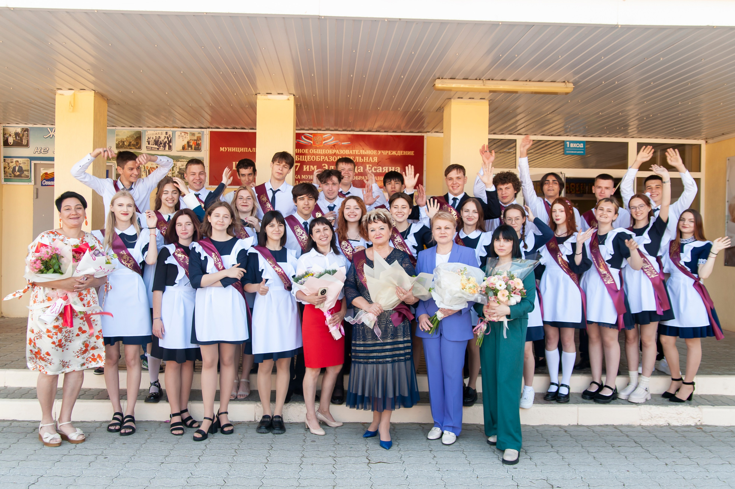 Последний Звонок МАОУ СОШ № 17 им. Эдуарда Есаяна — Архипо-Осиповка. Свадебный и семейный фотограф Денис Лукьянов в Краснодаре, Краснодарском крае и Республике Крым