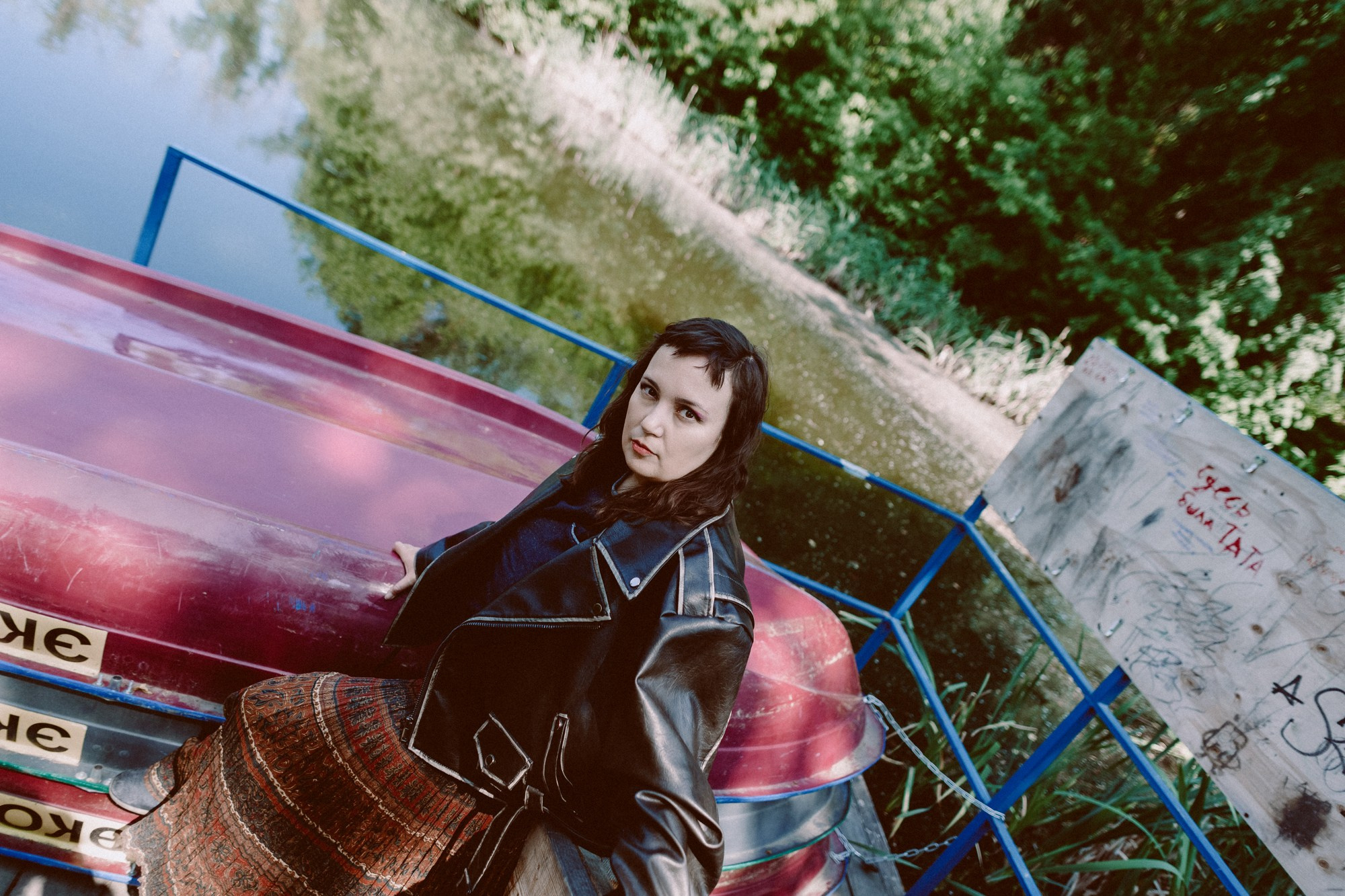 Контраст грубой кожаной куртки и фактурного деревянного пирса, стильная уличная фотосессия 