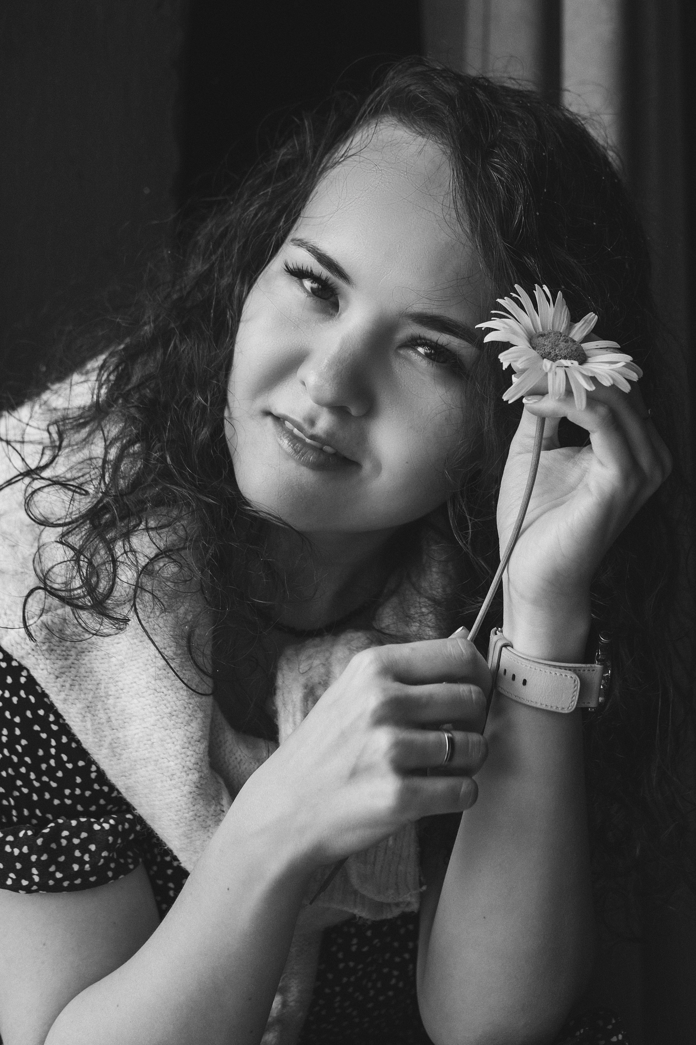 красивый ЧБ портрет девушки с кудрявыми волосами , естественная поза, мечтающая девушка у окна, живые и настоящие эмоции. Девушка с ромашкой . фотограф Тюмень
