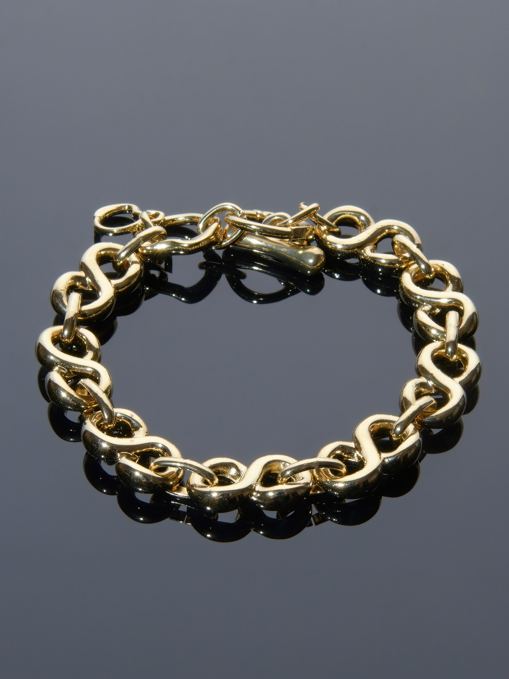 браслет на черном стекле с отражением