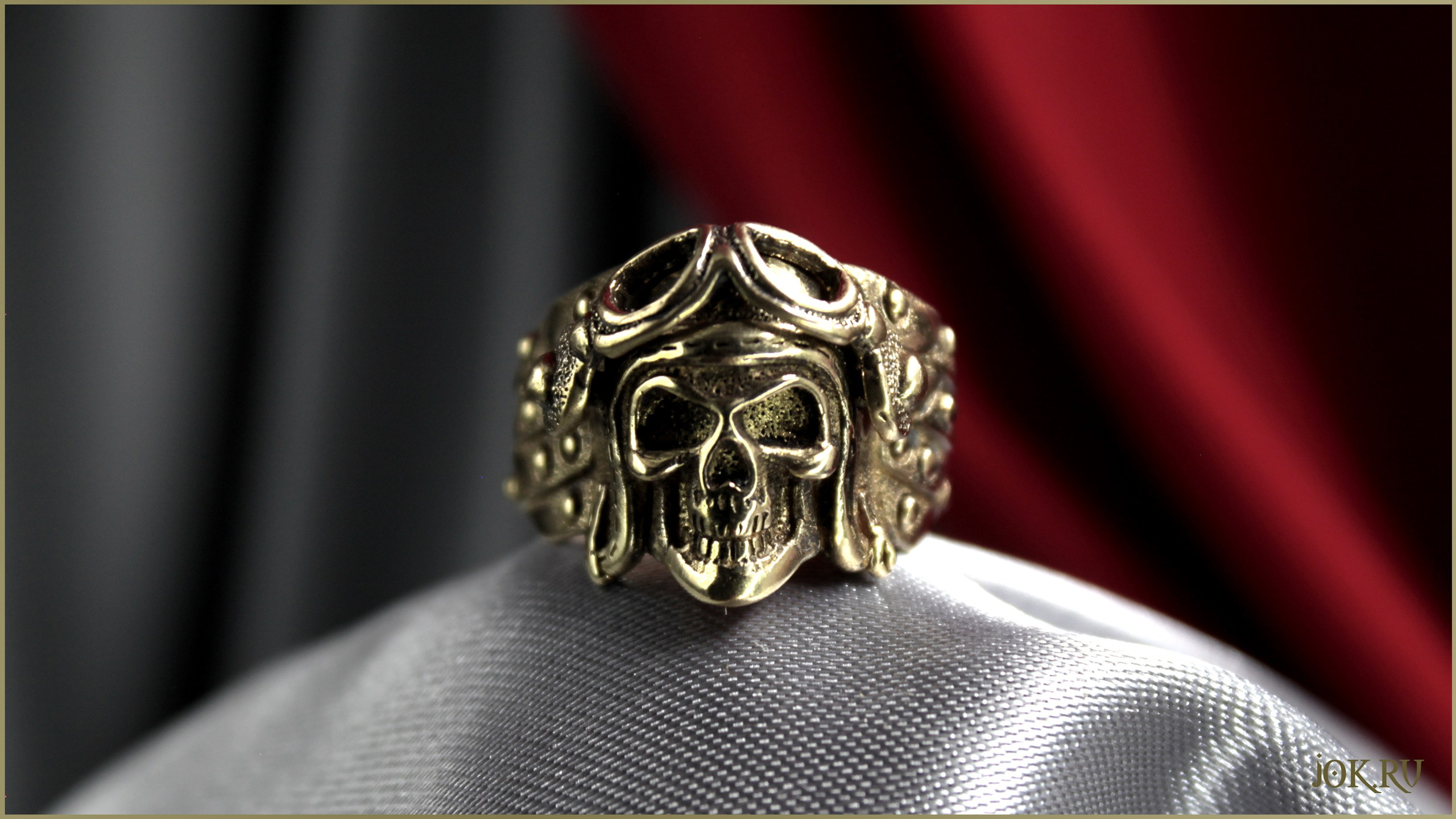 Рок-н-ролл: Массивные кольца с черепами, украшенными шипами, цепями или крестами. Отличный выбор для поклонников рок-музыки.