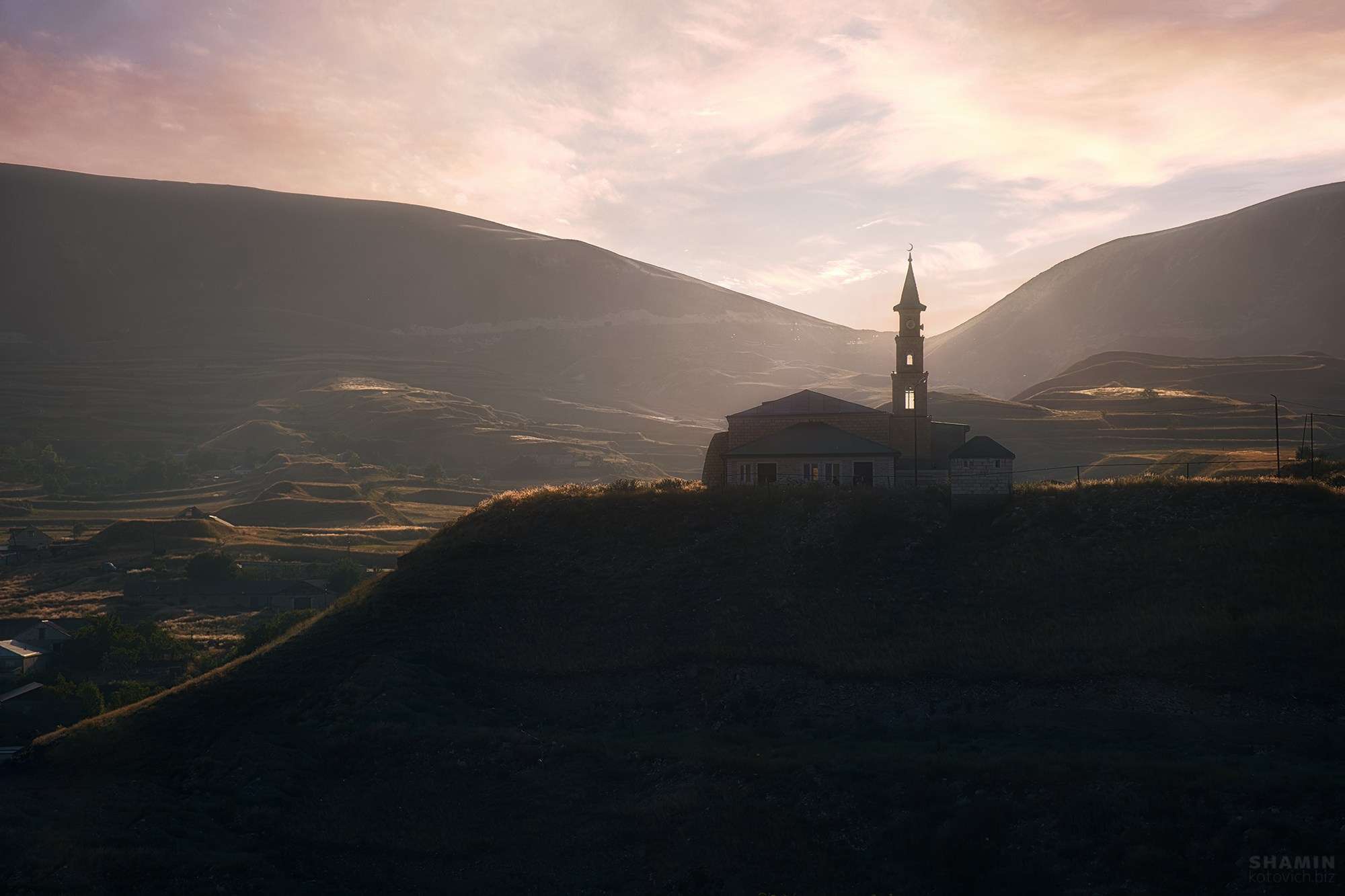 Фотографии горного Дагестана: величественные каньоны, изумрудные реки, древние башни и террасные склоны. Природа и архитектура республики в мягком свете рассветов и закатов, снятые с дрона и земли, передающие дух и масштаб Кавказа. Фотограф Константин Шамин