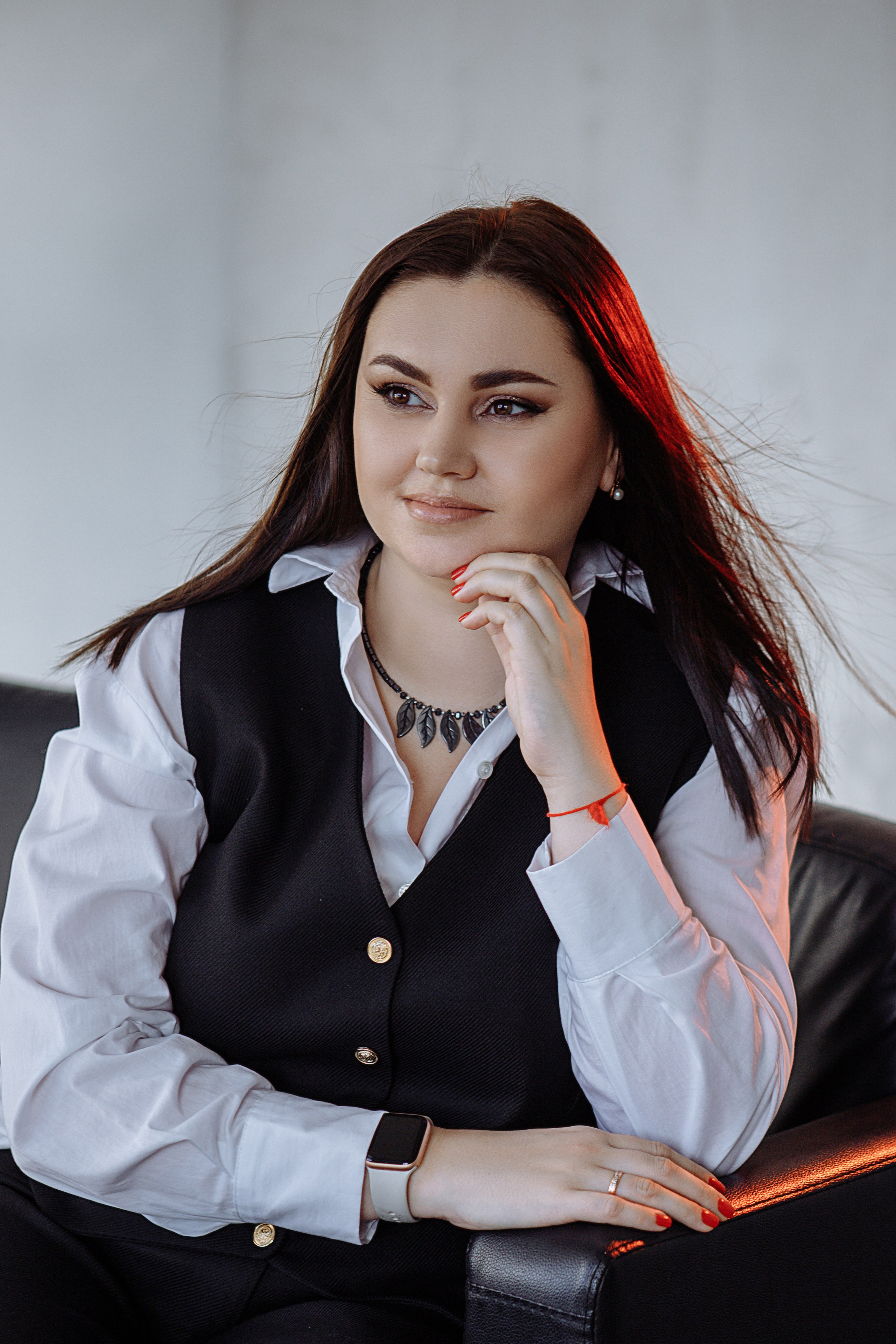 Женский портрет. женская фотосессия в иркутске. студийная фотосессия иркутск. Фотограф. женский фотограф. Фотографирую девушек в студии. фотосессия с масками ГОБО. бизнес портрет