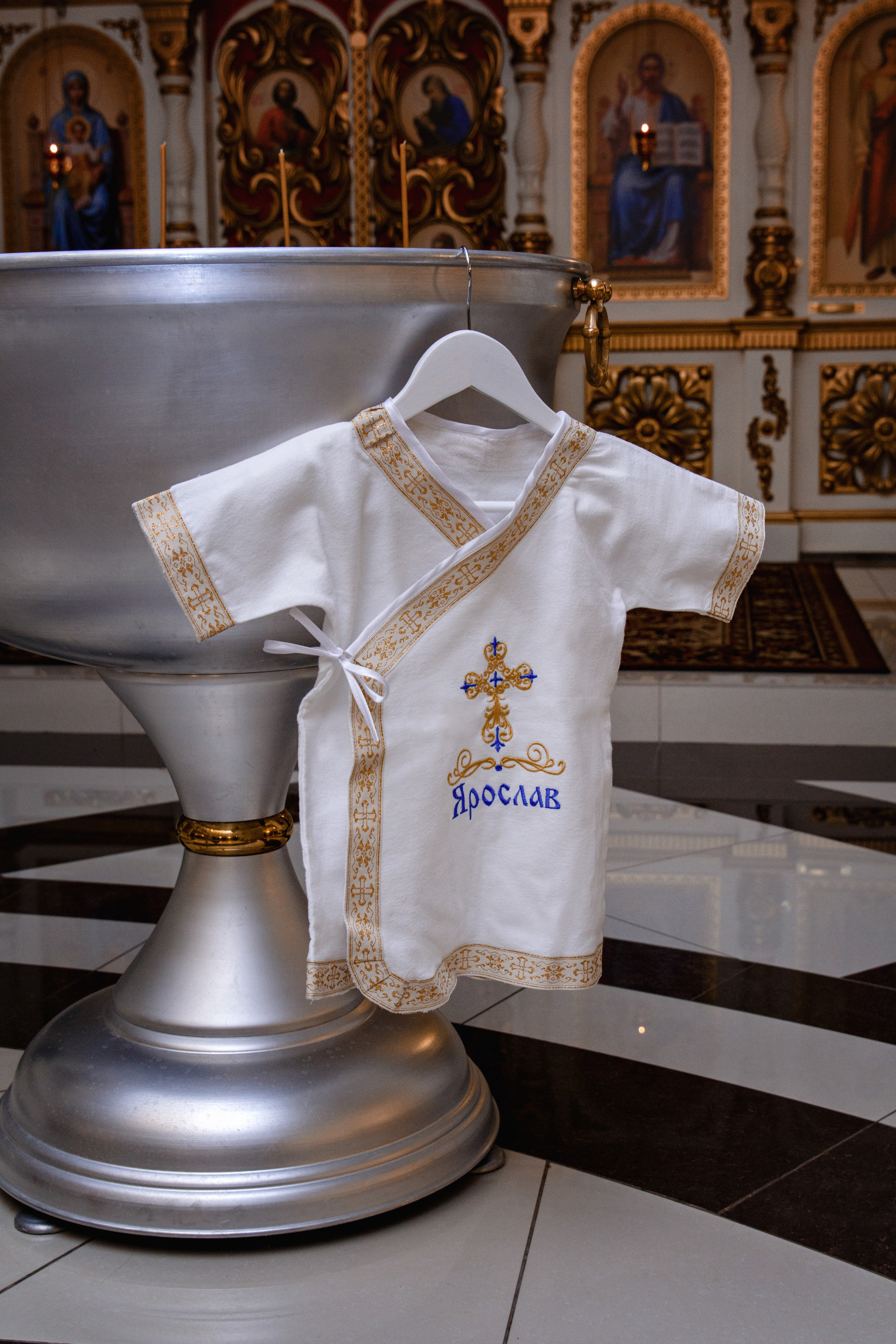 Крестильная рубашка на купели.