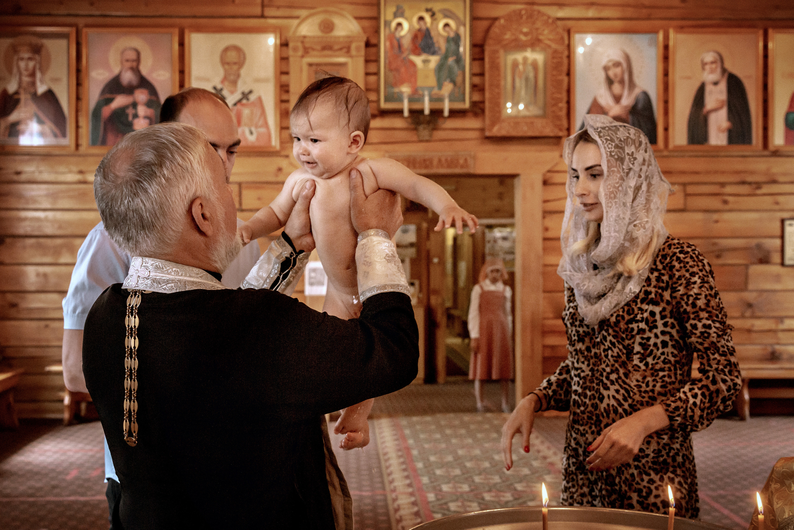 Погружение  ребенка в воду на таинстве Крещения