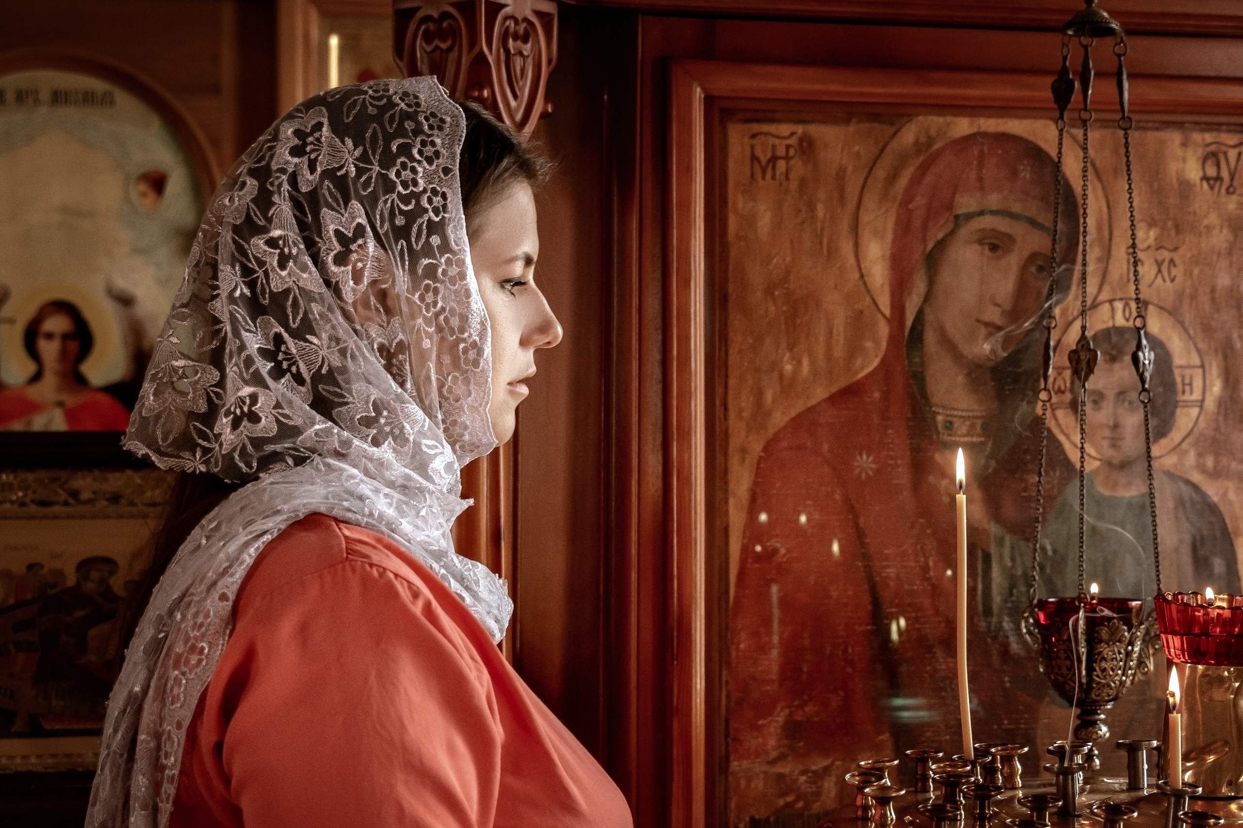 Молитва матери около иконы.