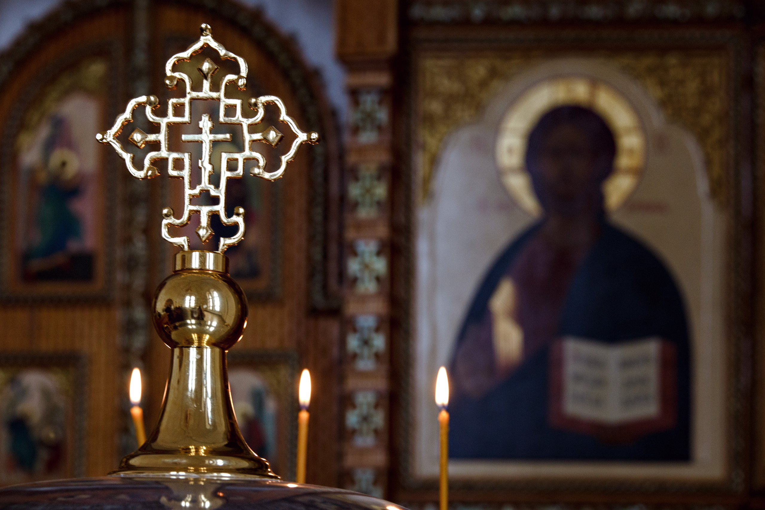 Три свечки и крест на купели для крещения детей.