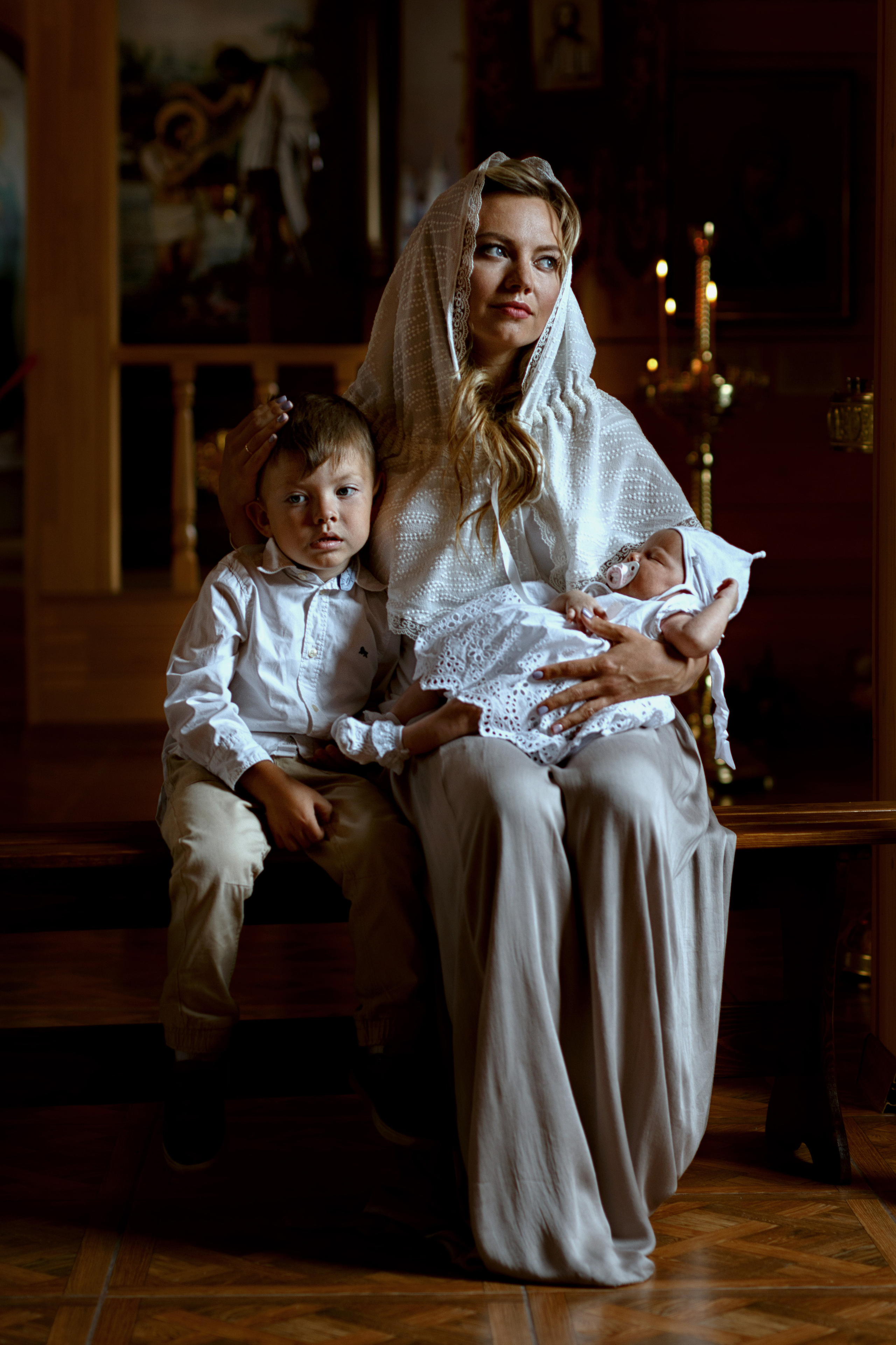 Мама с детьми в храме.