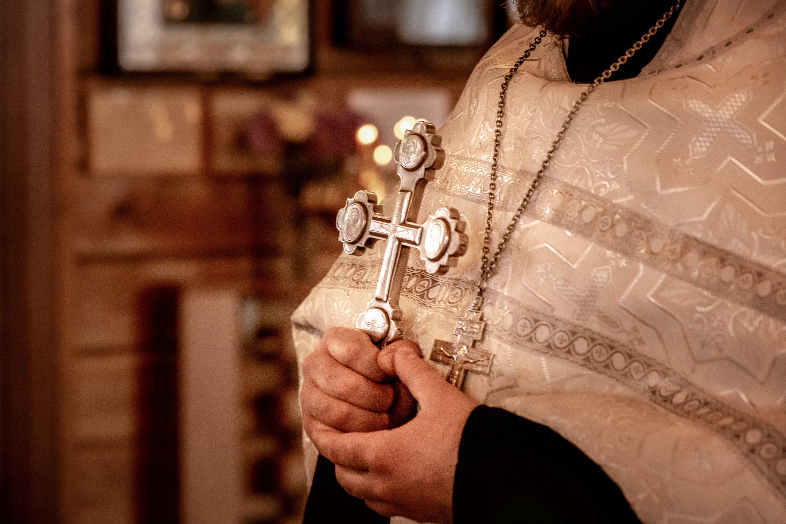 Крест в руках священника.