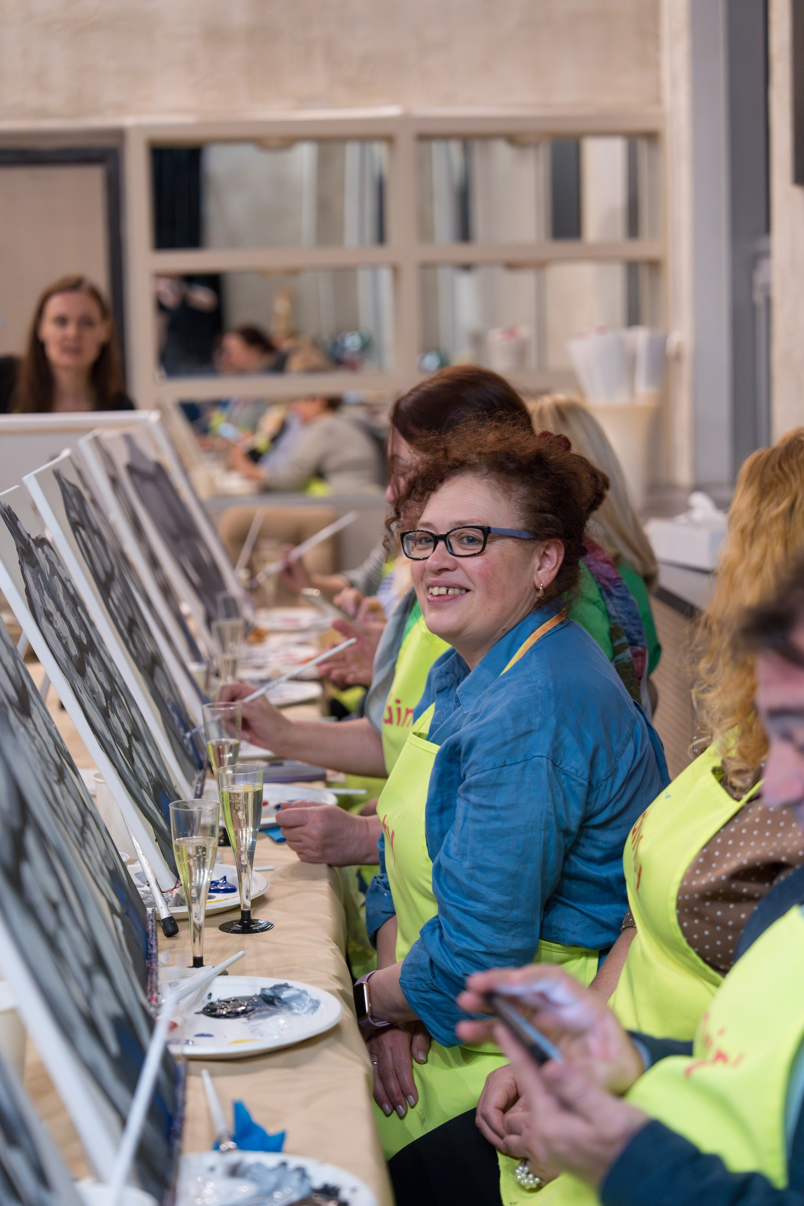 корпоратив турагенства, посвященный 8 марта, где сотрудники рисовали с натуры красками