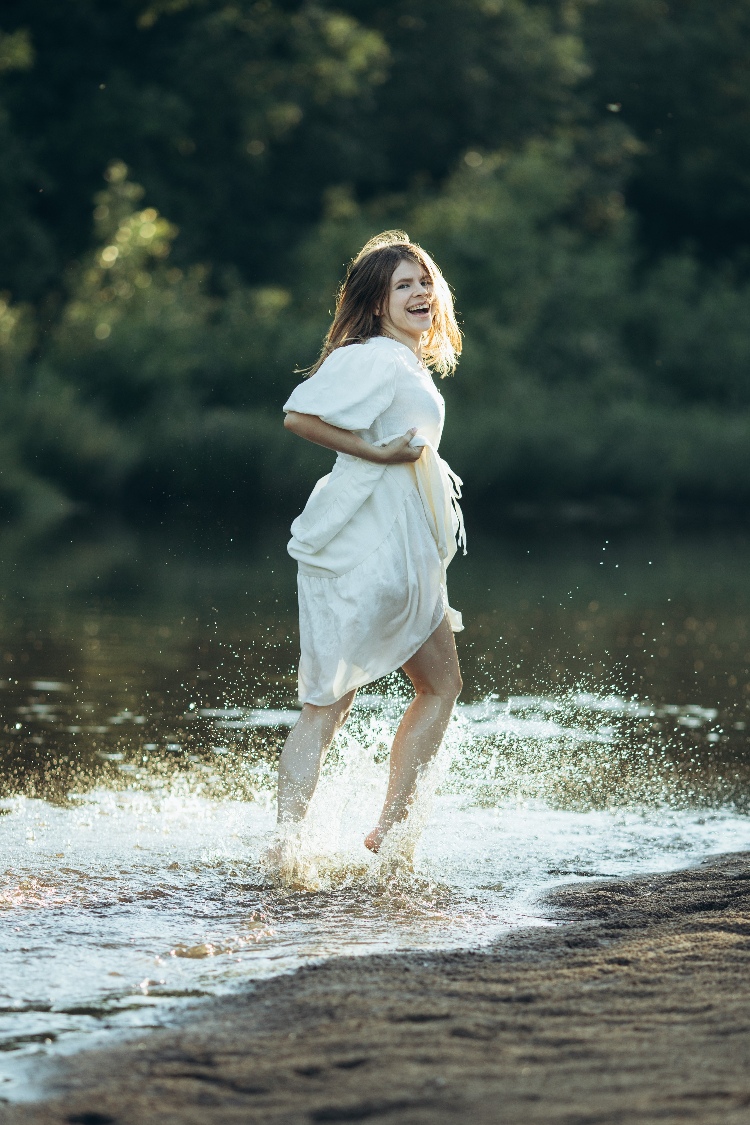 Тематический портрет у реки. Наталия Клевинскас портретный фотограф в Костроме