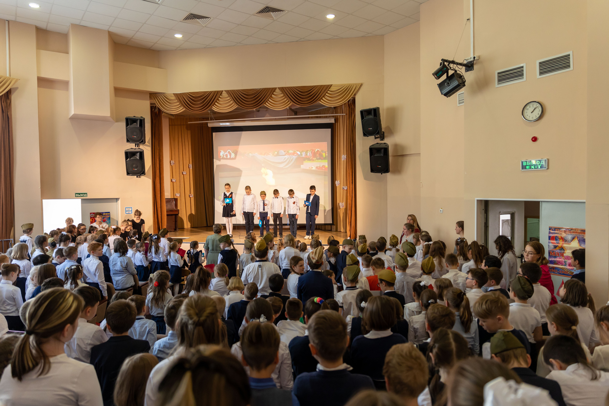 Праздник в школе. Школьный и детсадовский фотограф Москва. Детский фотограф