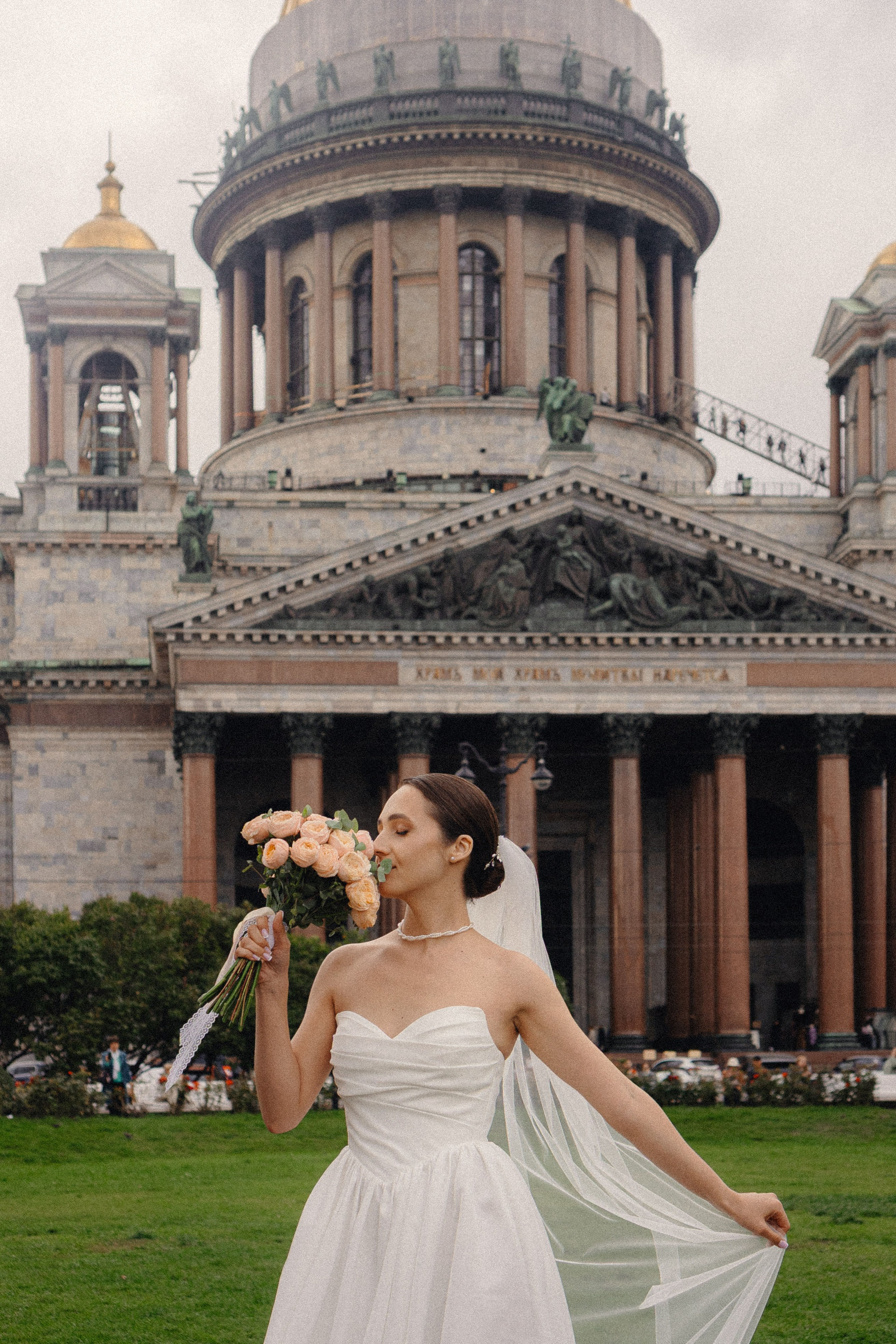СВАДЕБНАЯ ПРОГУЛКА В САНТК-ПЕТЕРБУРГЕ (ИСАКИЕВСКИЙ СОБОР, ЗИМНЯЯ КАНАВКА, ЭРМИТАЖ И БОЛЬШАЯ МОРСКАЯ УЛИЦА). Профессиональный фотограф, Санкт-Петербург — Виктория Богомолова