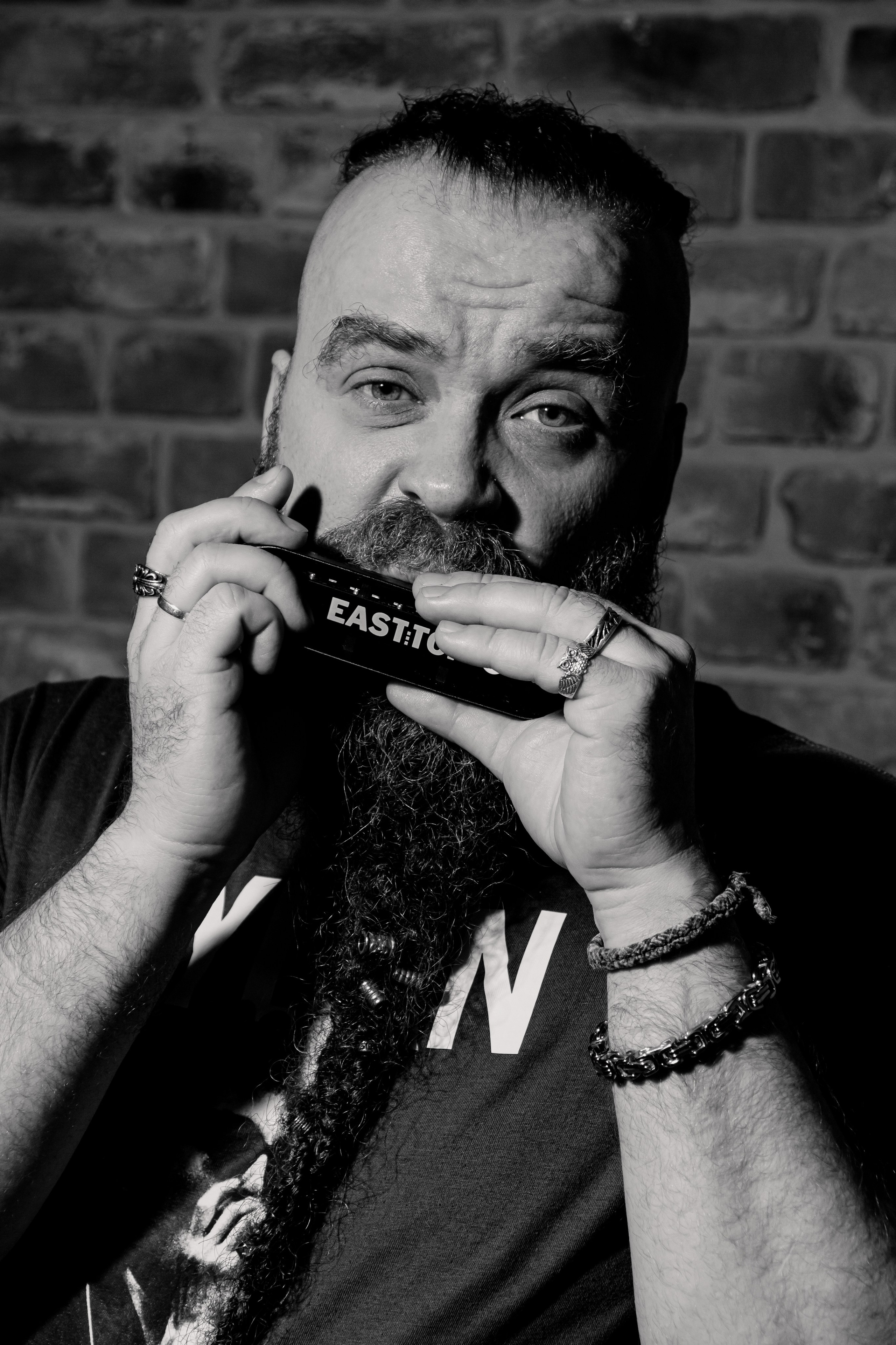 Борис Плотников. Губная гармоника. Мужской портрет, фотосессия для музыканта. Фотограф в Екатеринбурге Пойгина Елена