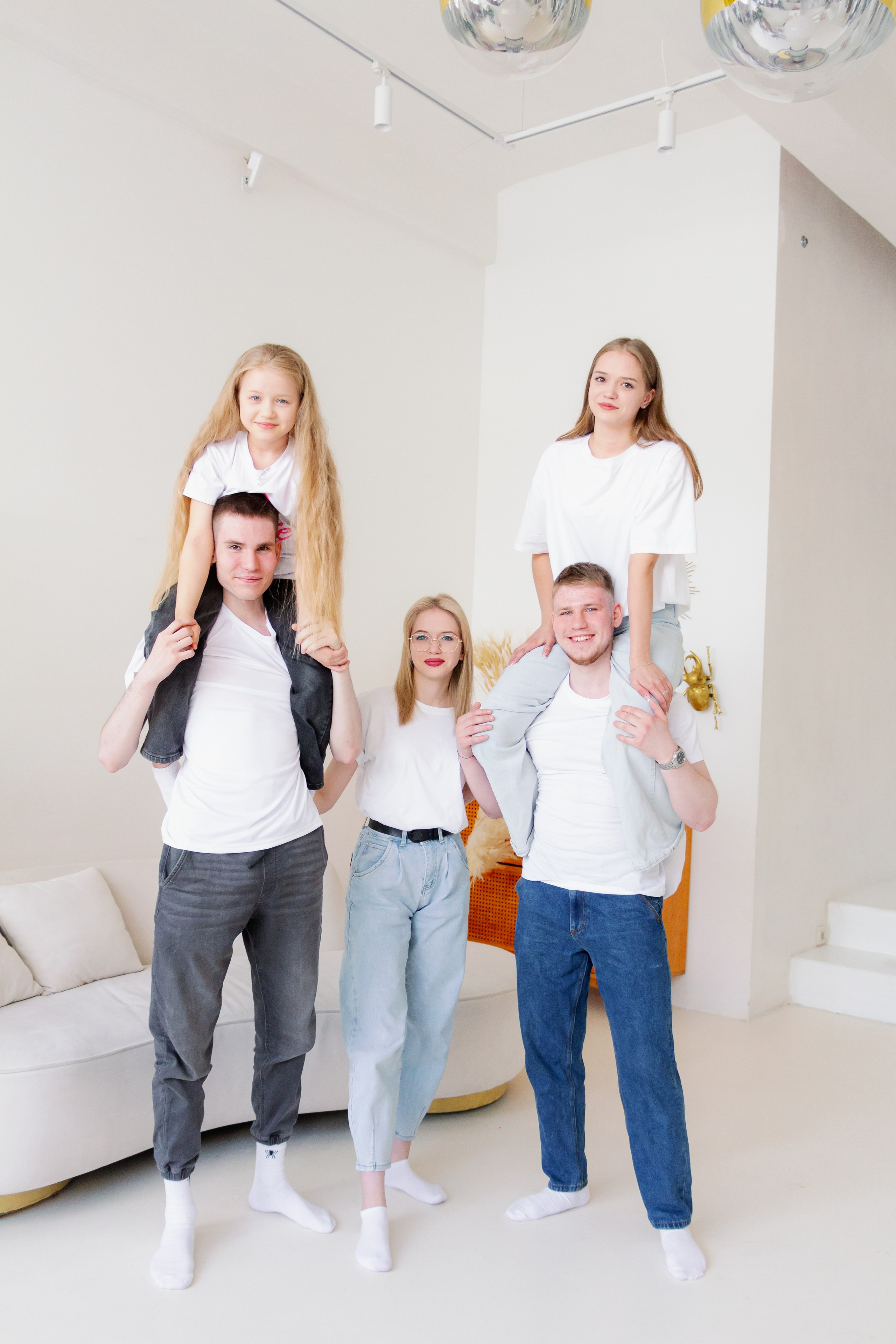 Две сестры. Две семьи. Одна любовь. Семейная фотосессия в студии, Екатеринбург. Фотограф в Екатеринбурге Пойгина Елена