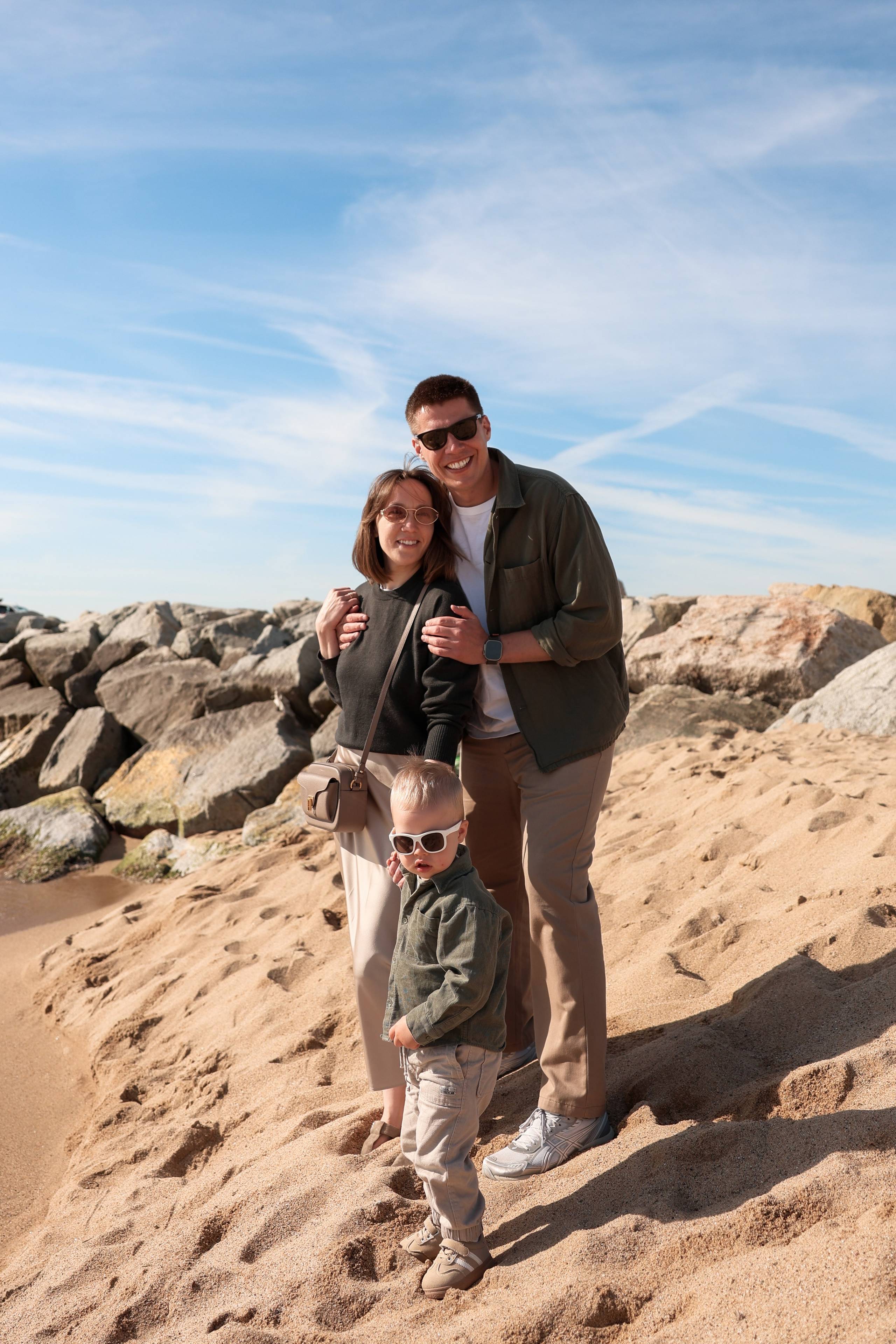 Seashore with a toddler. Natalia Zhuravleva|family, newborn, maternity photographer in Barcelona