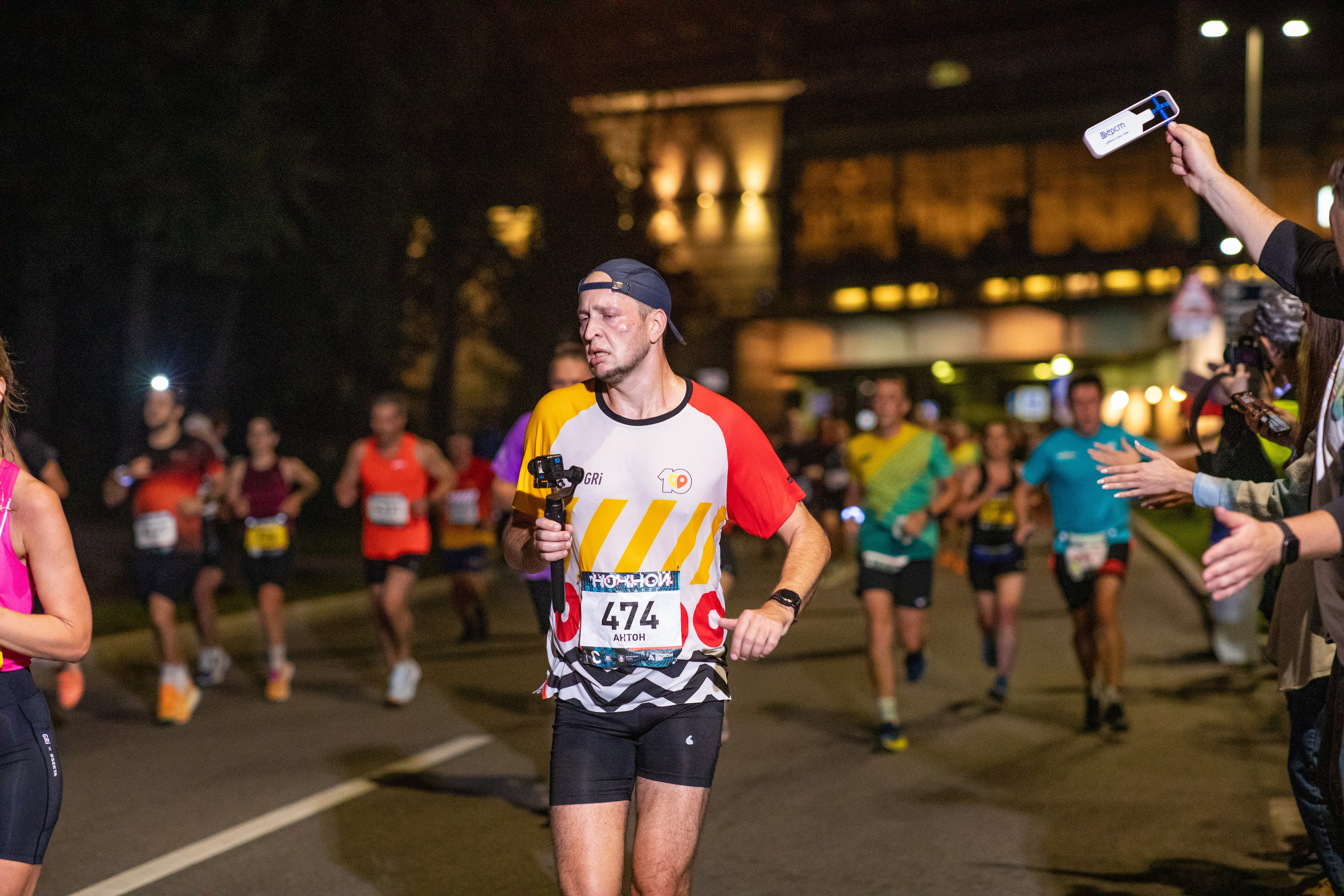Ночной забег в ленте фотографий бегунов 03.08.24. Фотограф Сергей Ловкий
