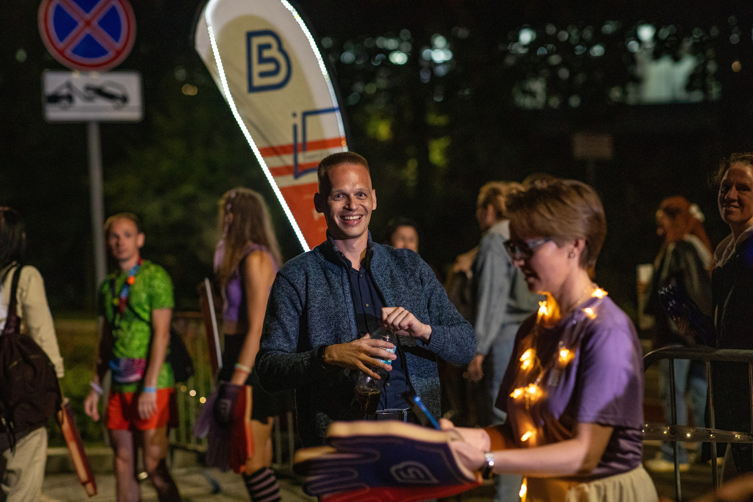 Ночной забег в ленте фотографий бегунов 03.08.24. Фотограф Сергей Ловкий