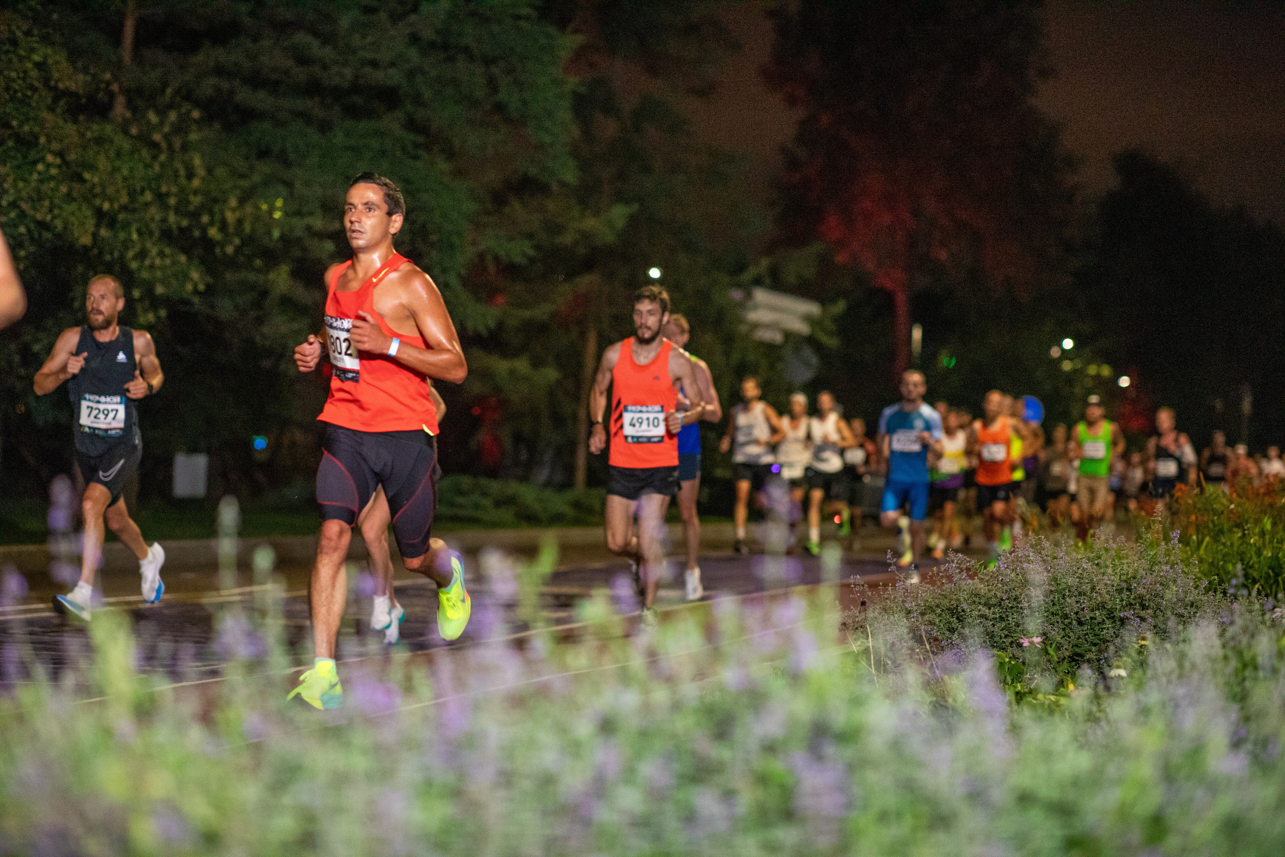 Ночной забег в ленте фотографий бегунов 03.08.24. Фотограф Сергей Ловкий