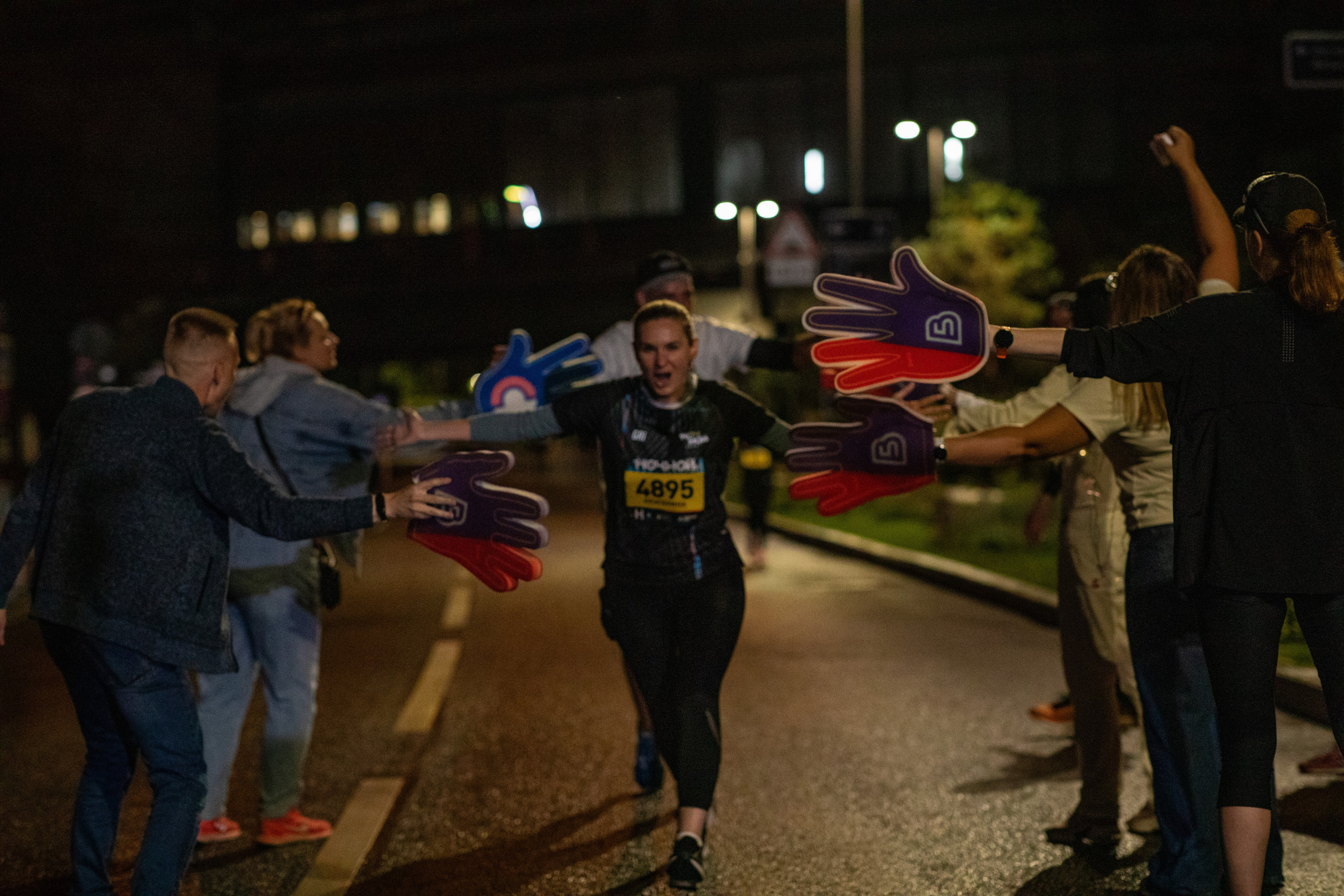 Ночной забег в ленте фотографий бегунов 03.08.24. Фотограф Сергей Ловкий