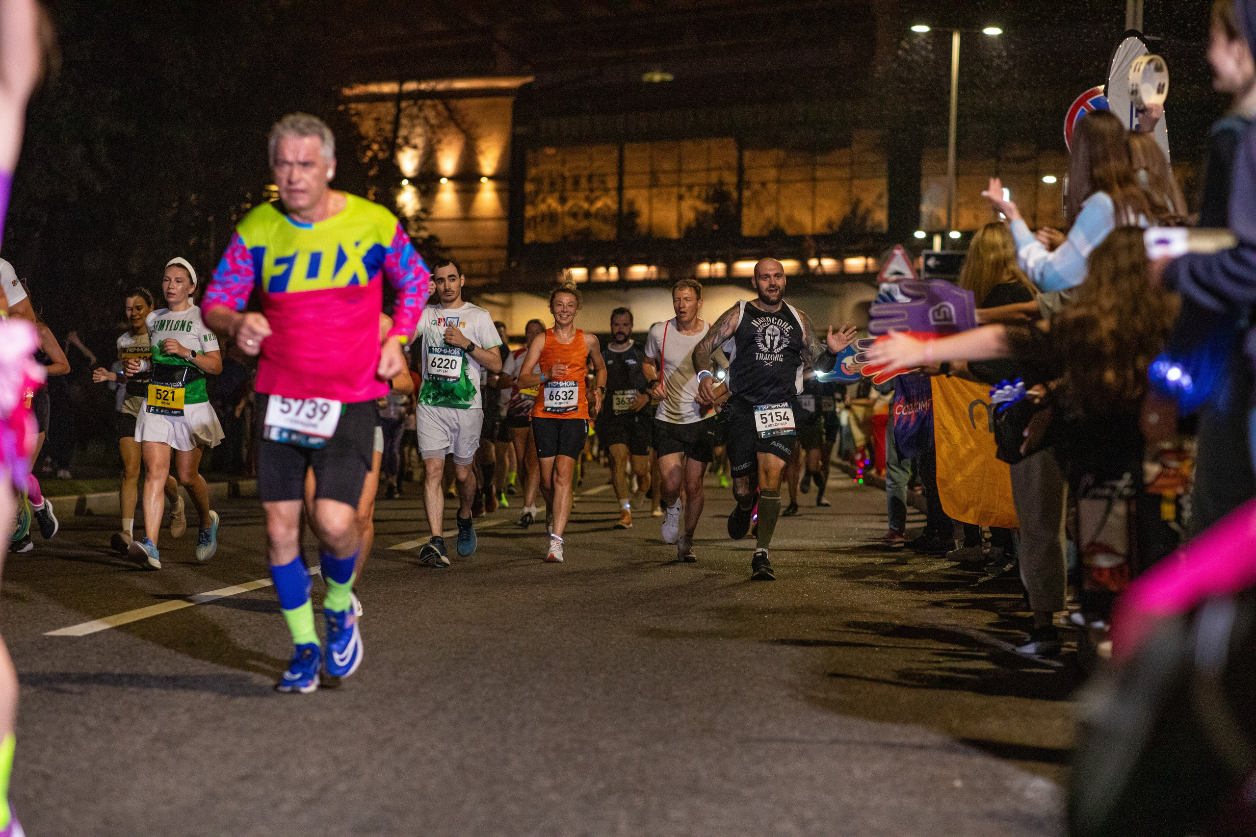 Ночной забег в ленте фотографий бегунов 03.08.24. Фотограф Сергей Ловкий