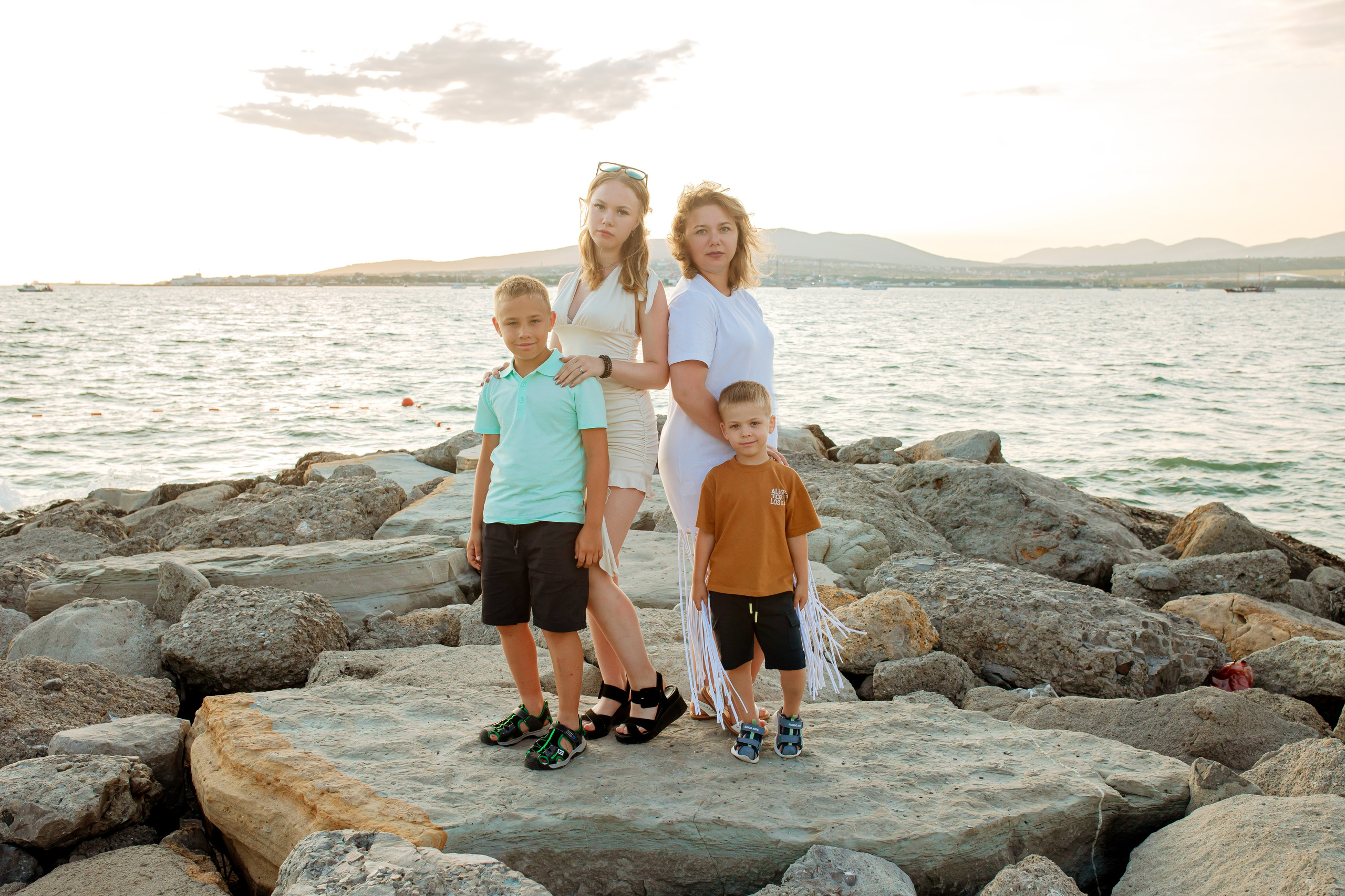 Анастасия с детьми и мамой. Wedding and family photographer in Gelendzhik Victoria Balashova