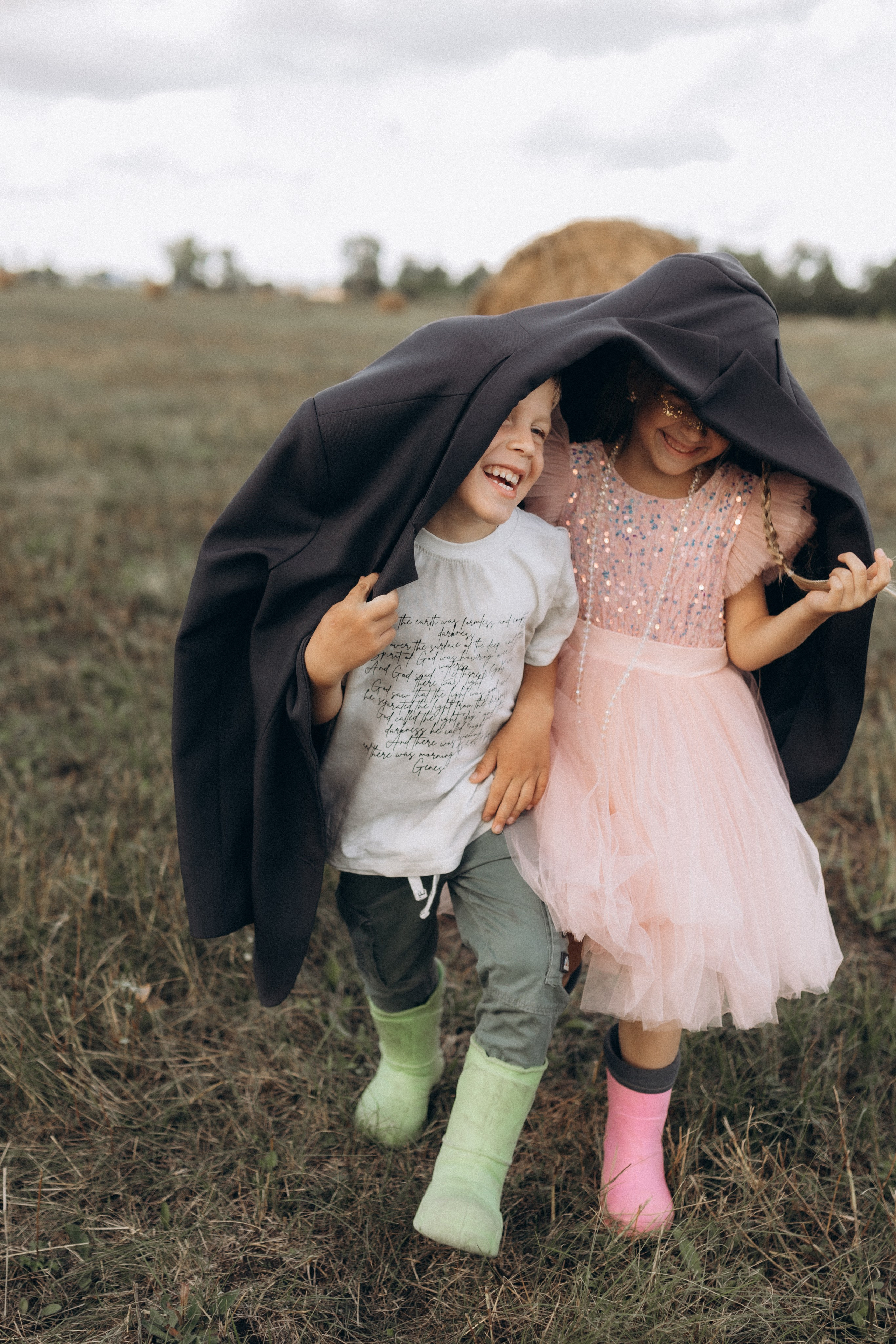 Вика и Миша на сене. Семейный фотограф lifestyle в Новосибирске Елена Шпилевая