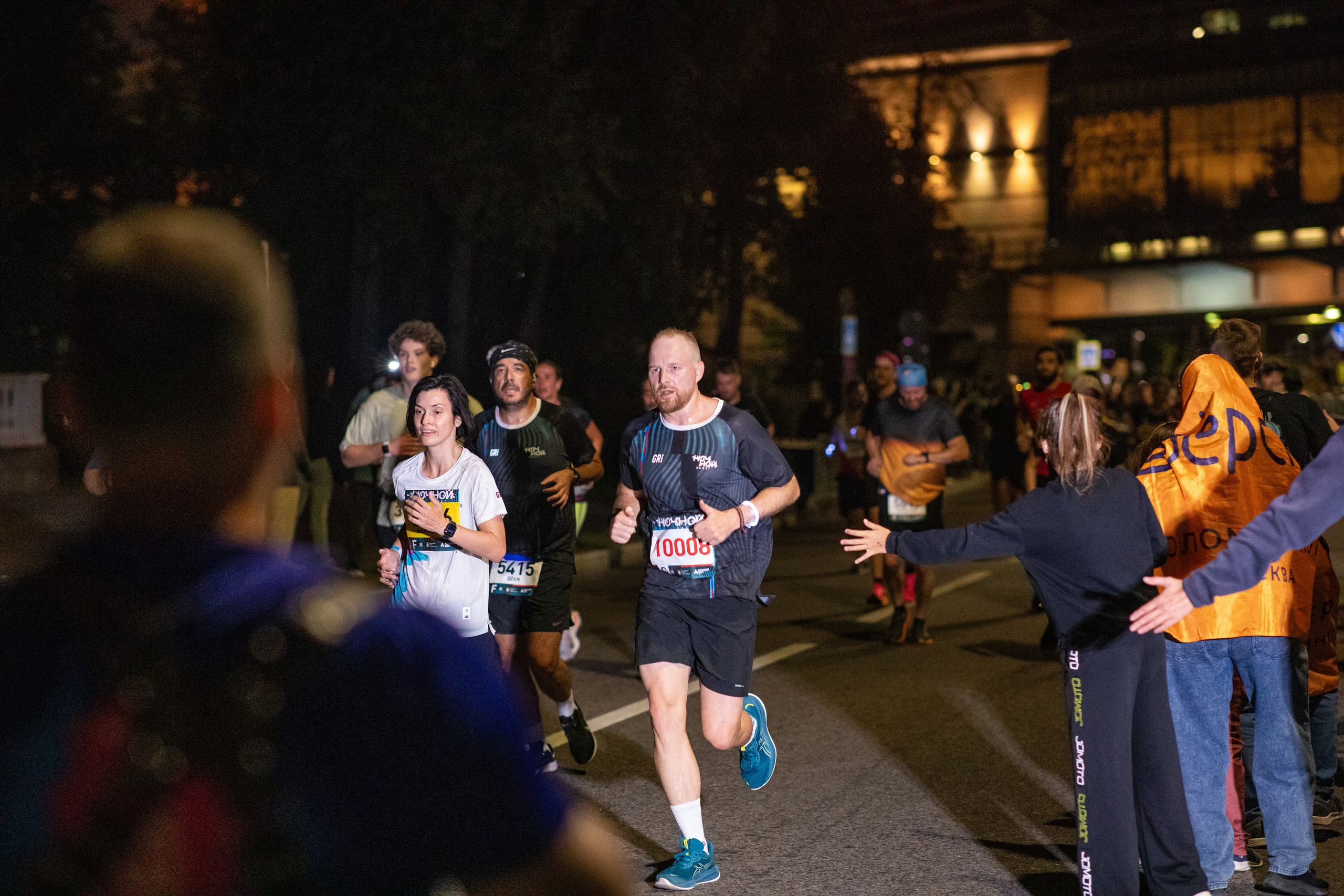 Ночной забег в ленте фотографий бегунов 03.08.24. Фотограф Сергей Ловкий