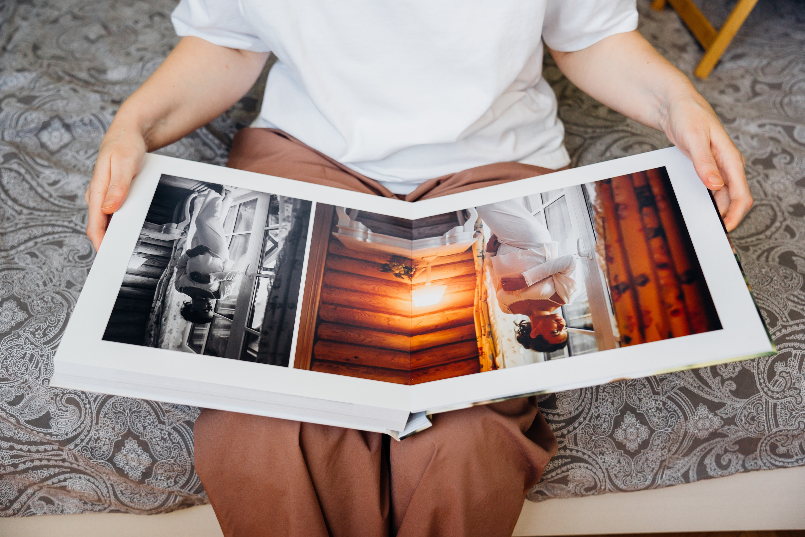 Разворот фотокниги в Ростове-на-Дону | Беременная в интерьере номера Олд Хаус | Фотограф Андрей Сайфутдинов