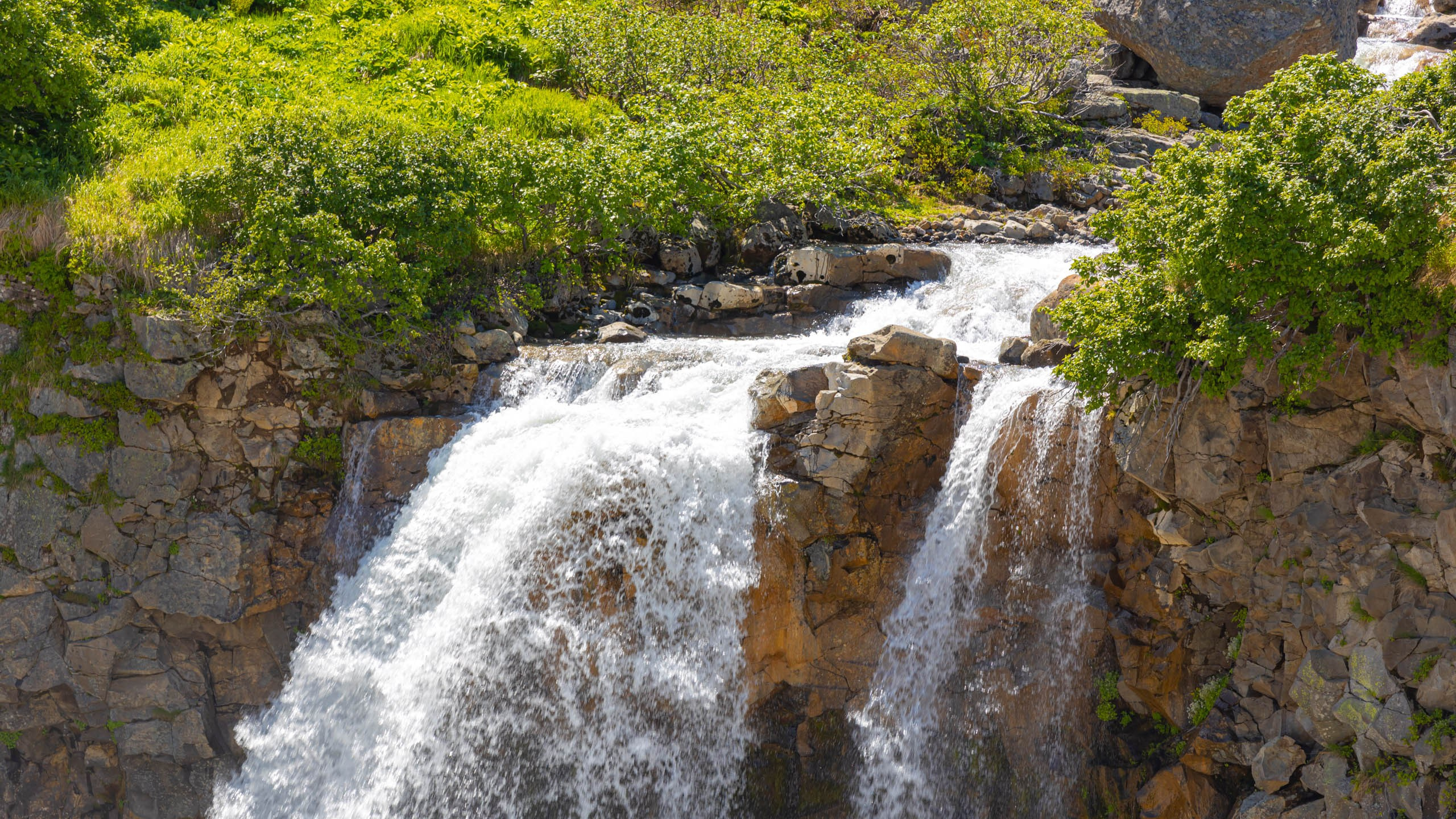 Камчатка. Вулканы. Малая долина гейзеров. Красивая фотография. Водопад