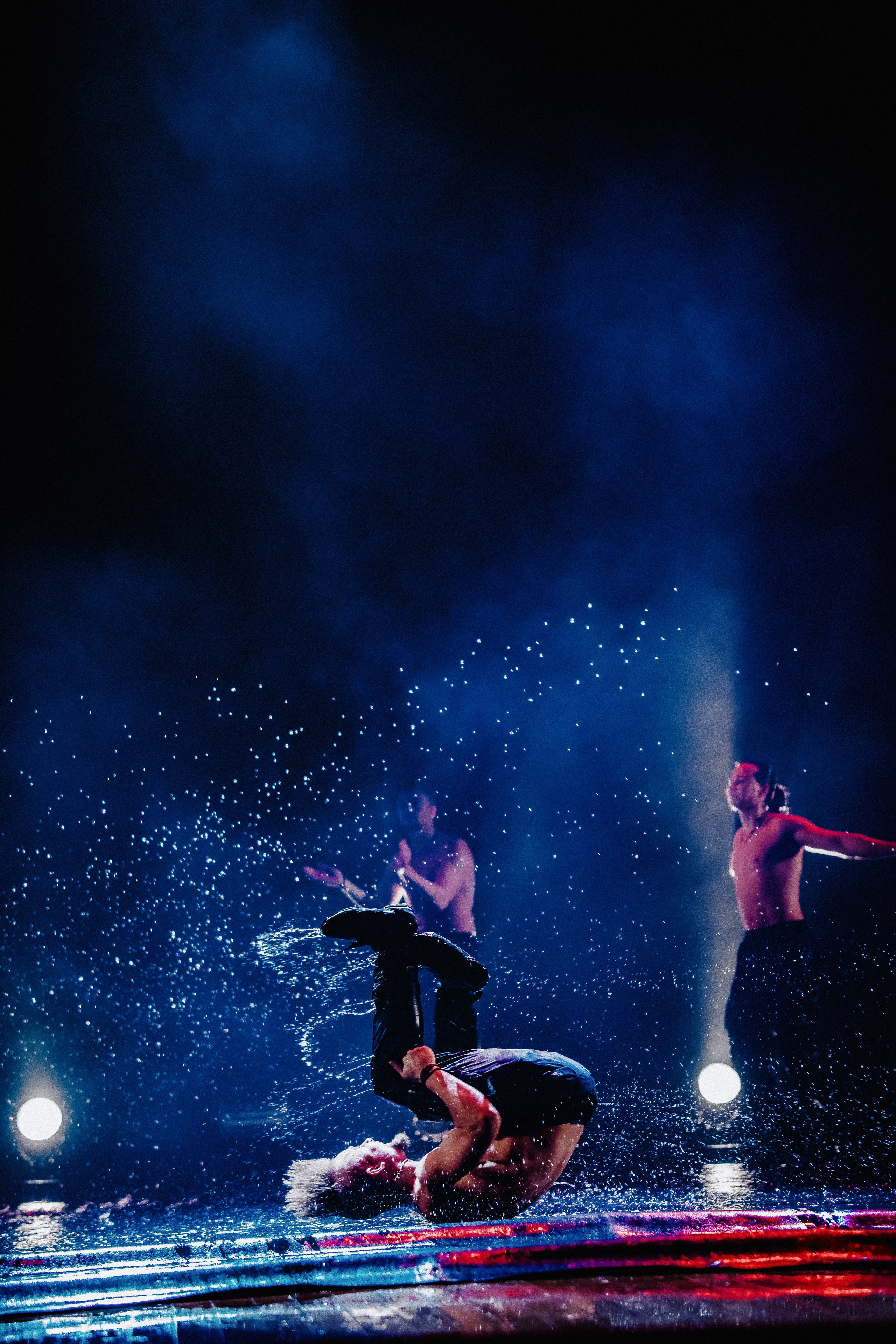 Шоу «Под дождём» 03 / 2025. ФОТОГРАФ ЕКАТЕРИНБУРГ