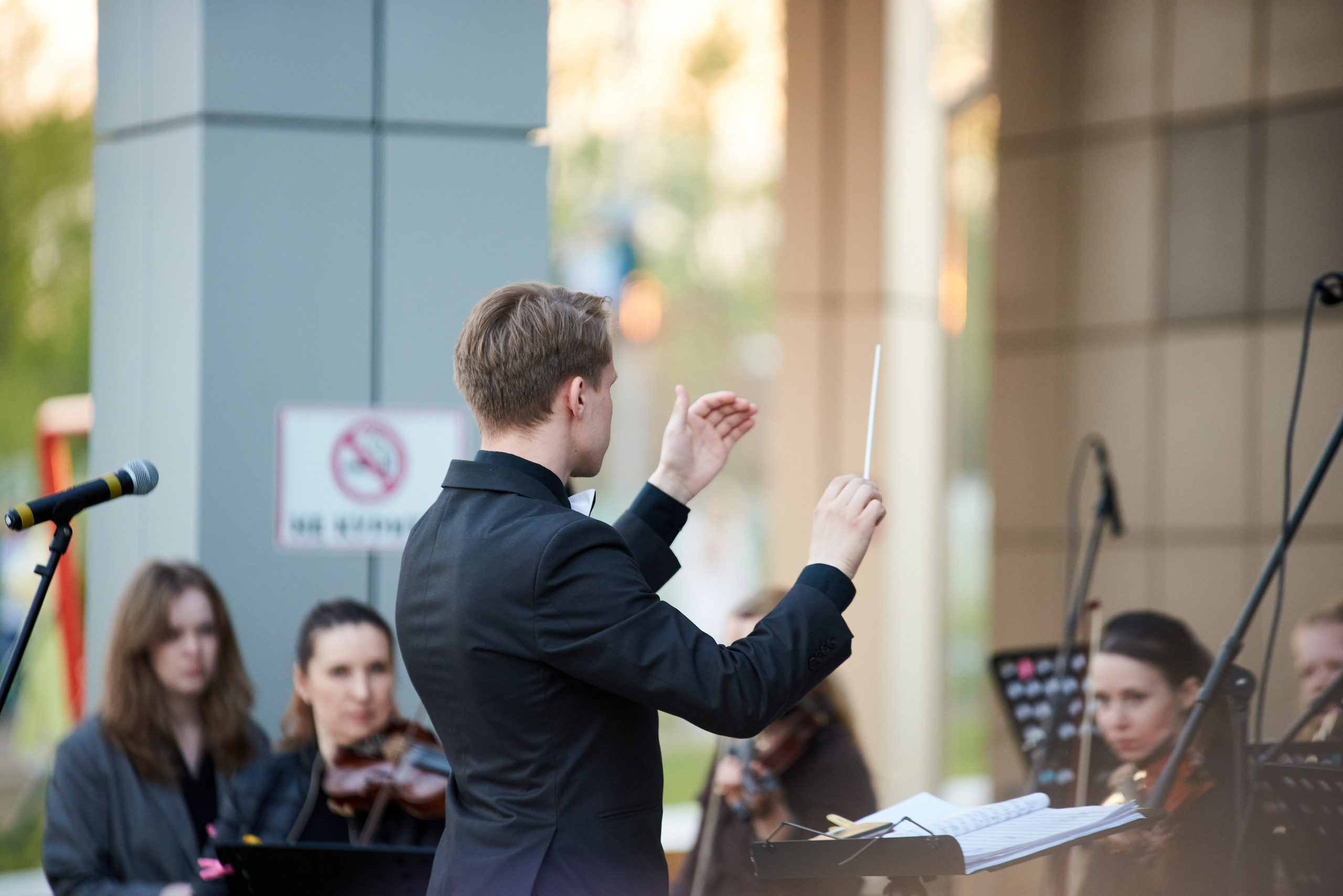 Репортаж: Музыкальная школа Виртуозы в Ночь музеев у планетария. Репортажный и женский фотограф в Новосибирске