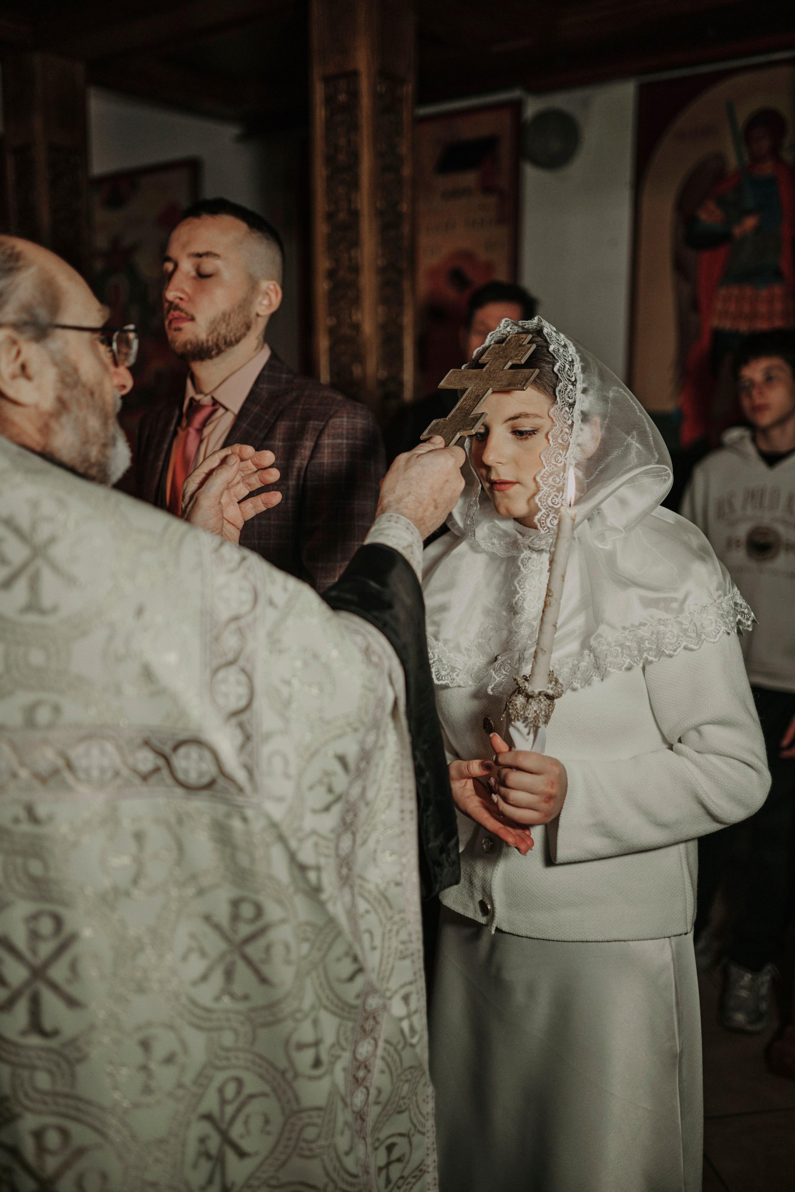 Родители и гости в храме — репортажная съёмка венчания