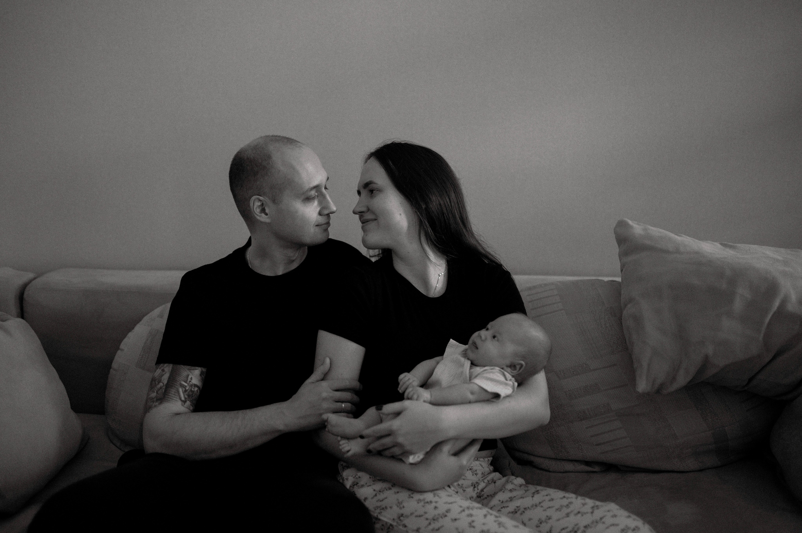 Семейная домашняя фотосессия. Профессиональный фотограф беременности в СПБ. Стильные фотосессии беременности в стиле минимализм и классическая фотография