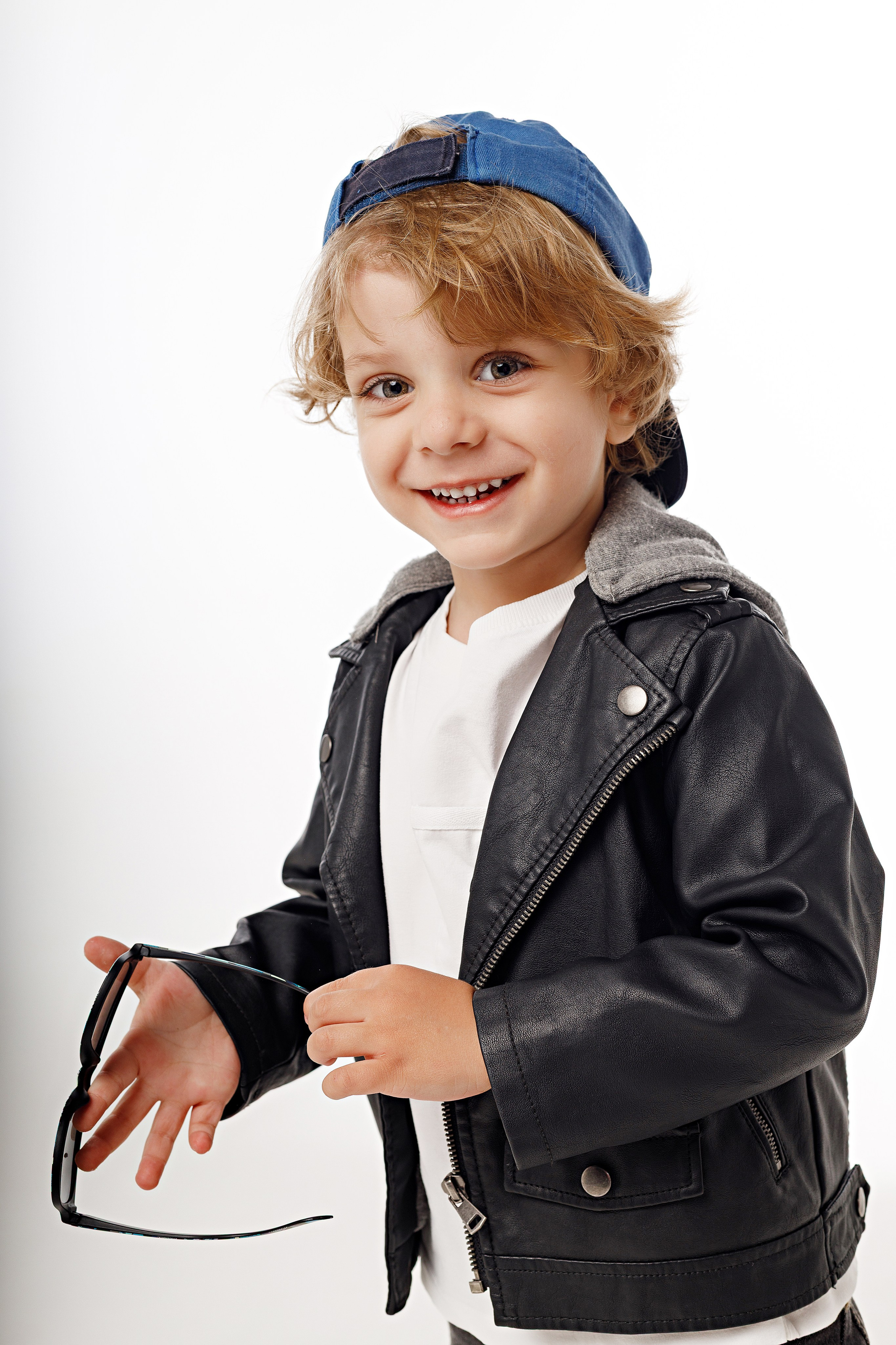 Фотосессия братьев в Сочи от детского фотографа. Детский студийный фотограф Сочи