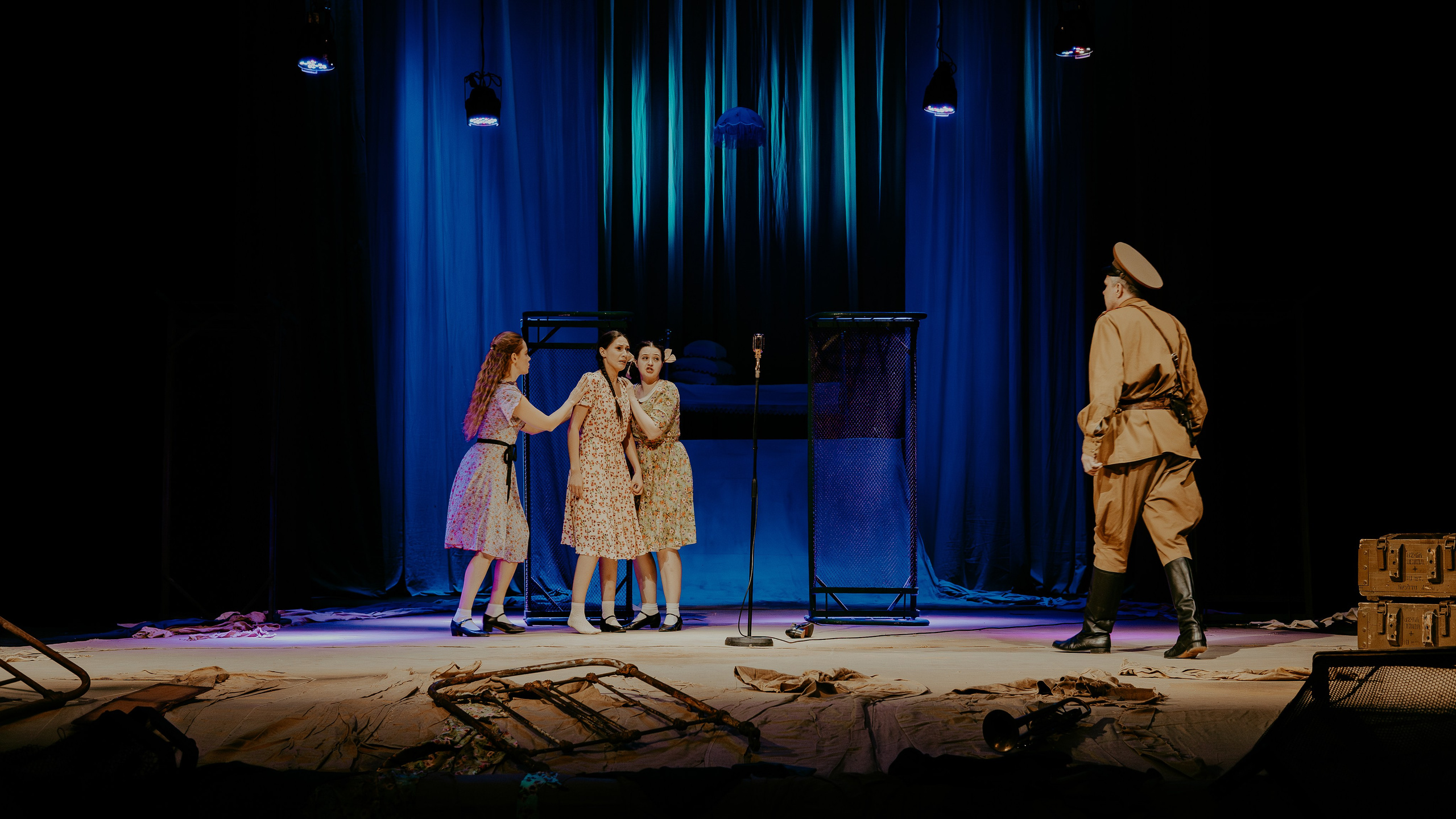 Театр Юного Зрителя " Не покидай меня». Фотограф Марк Файзулин