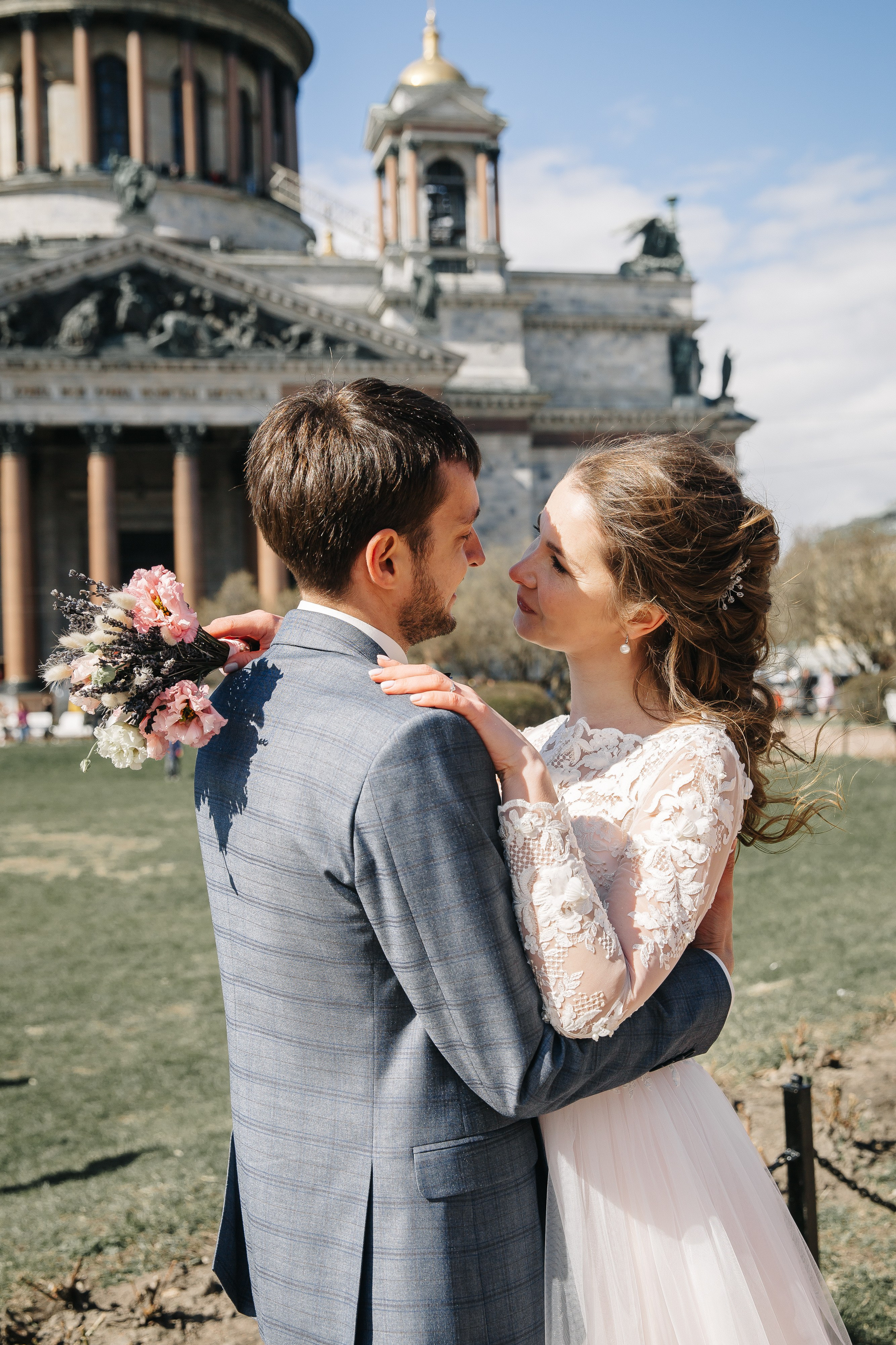 МАЙ | Дворец № 1, Атланты, Эрмитажный дворик. Свадебный фотограф в Санкт-Петербурге Полина Корзухина