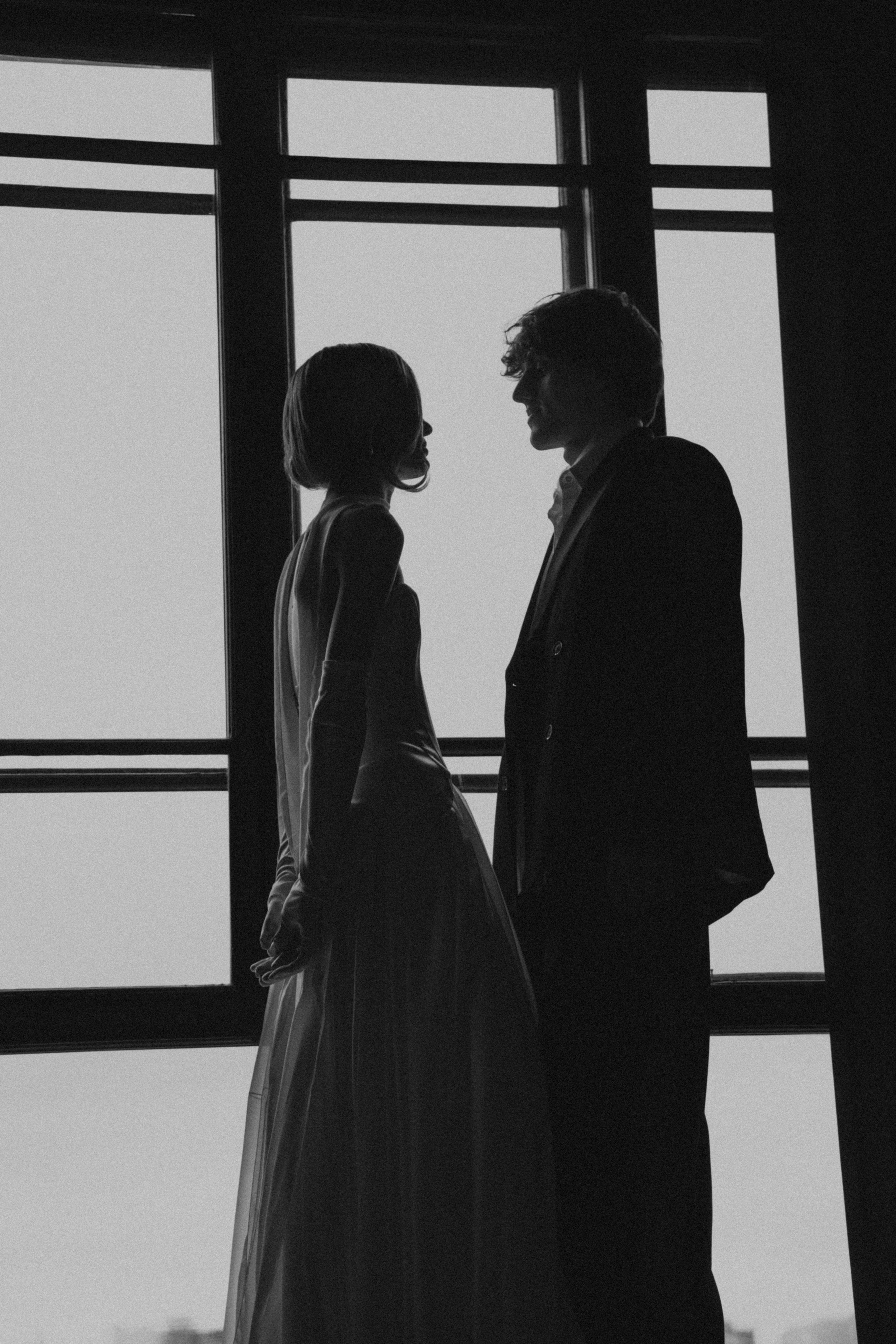  Свадебный фотограф Михайловка — стильная студийная съемка пары в светлых тонах.