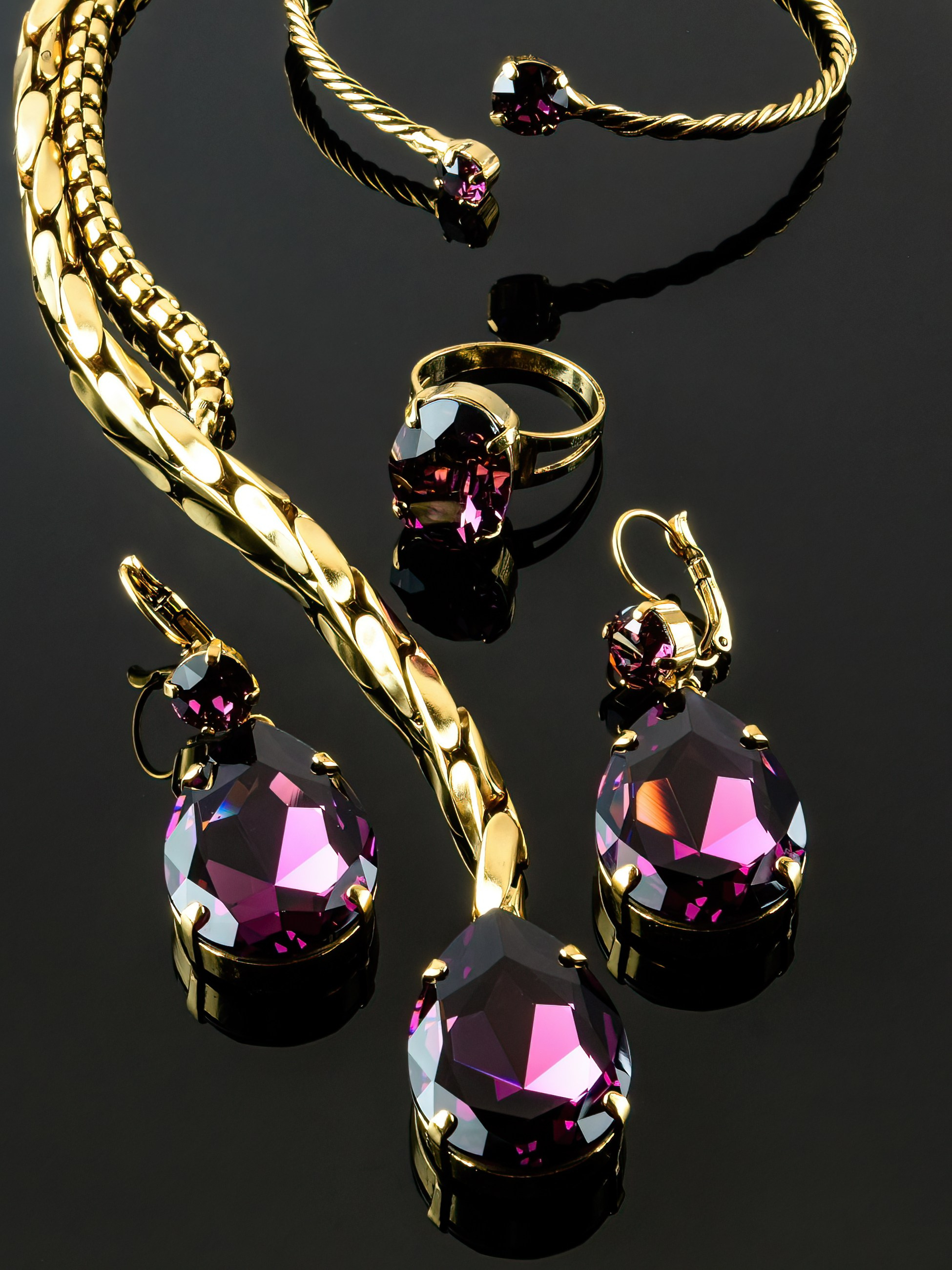 комплект подвеска и серьги на черном фоне