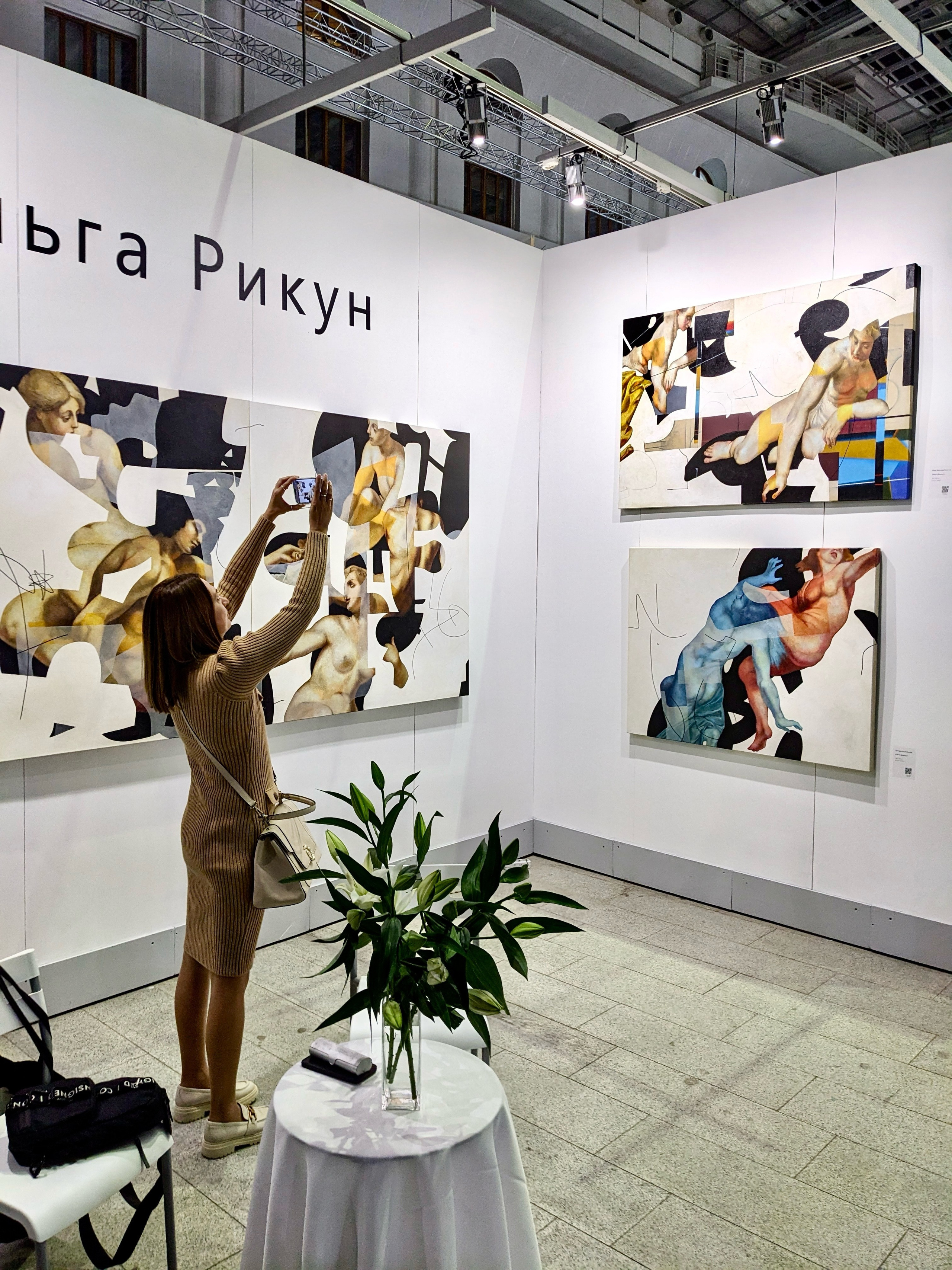 Фото. Художник-абстракционист Ольга Рикун. Москва