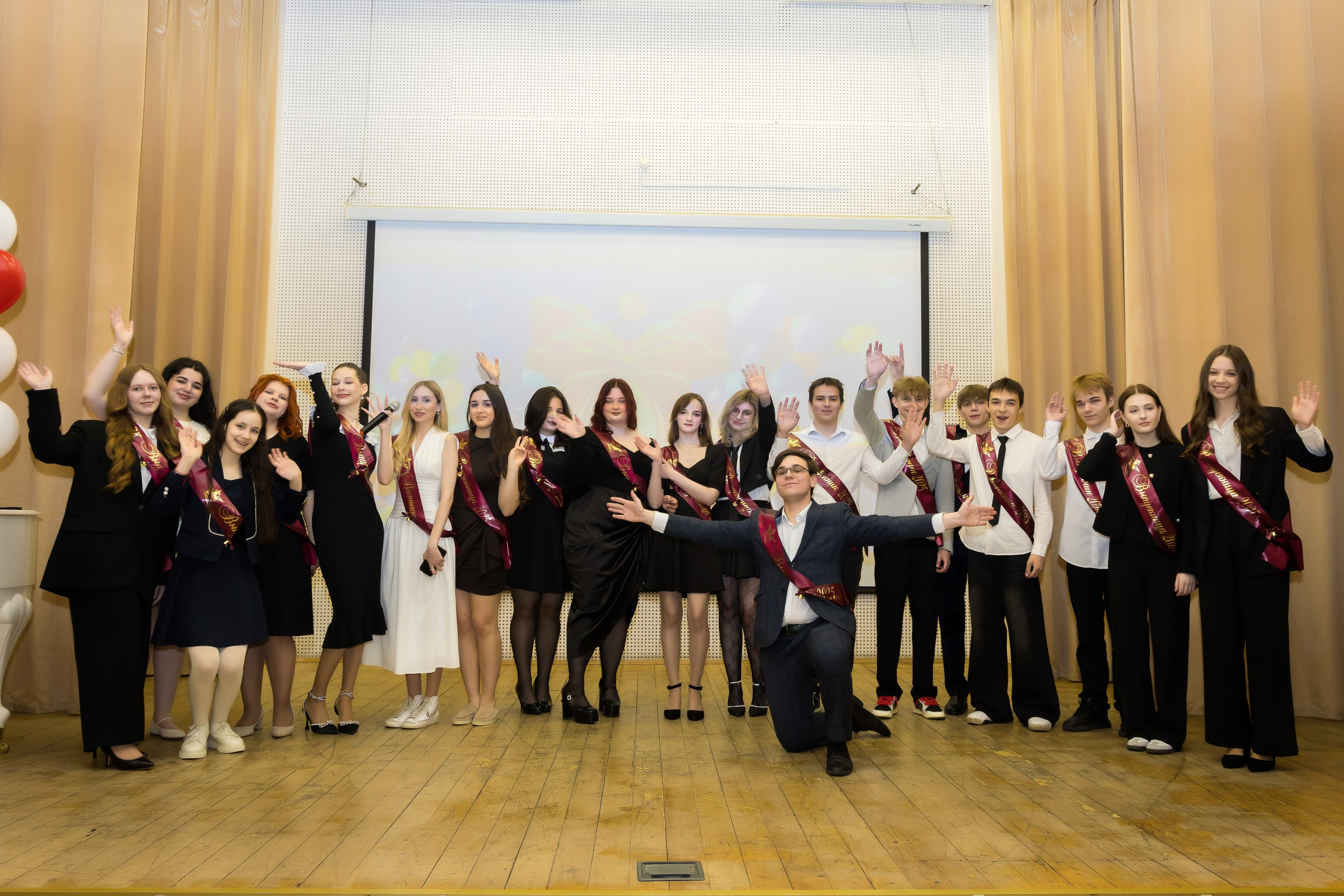 Выпускной в школе. Photomantis