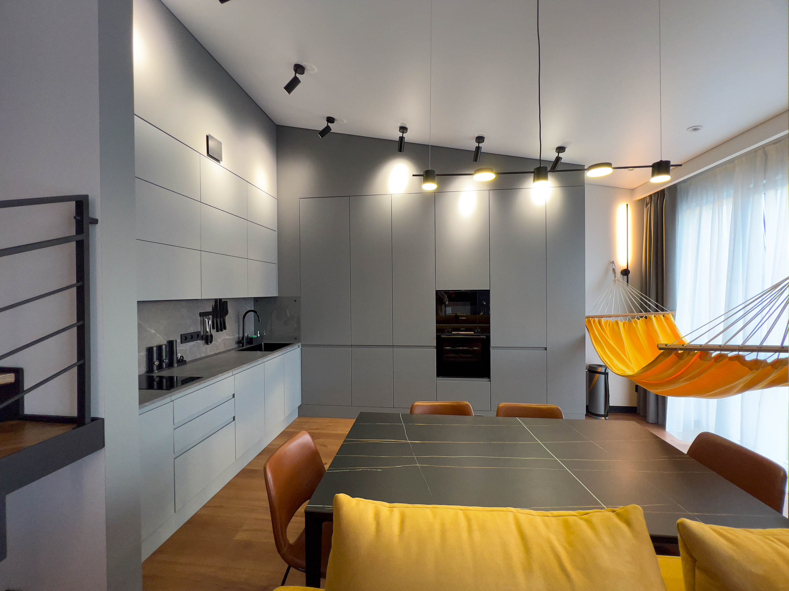 The apartment is on two levels. Fotograf Dmitrii Donets