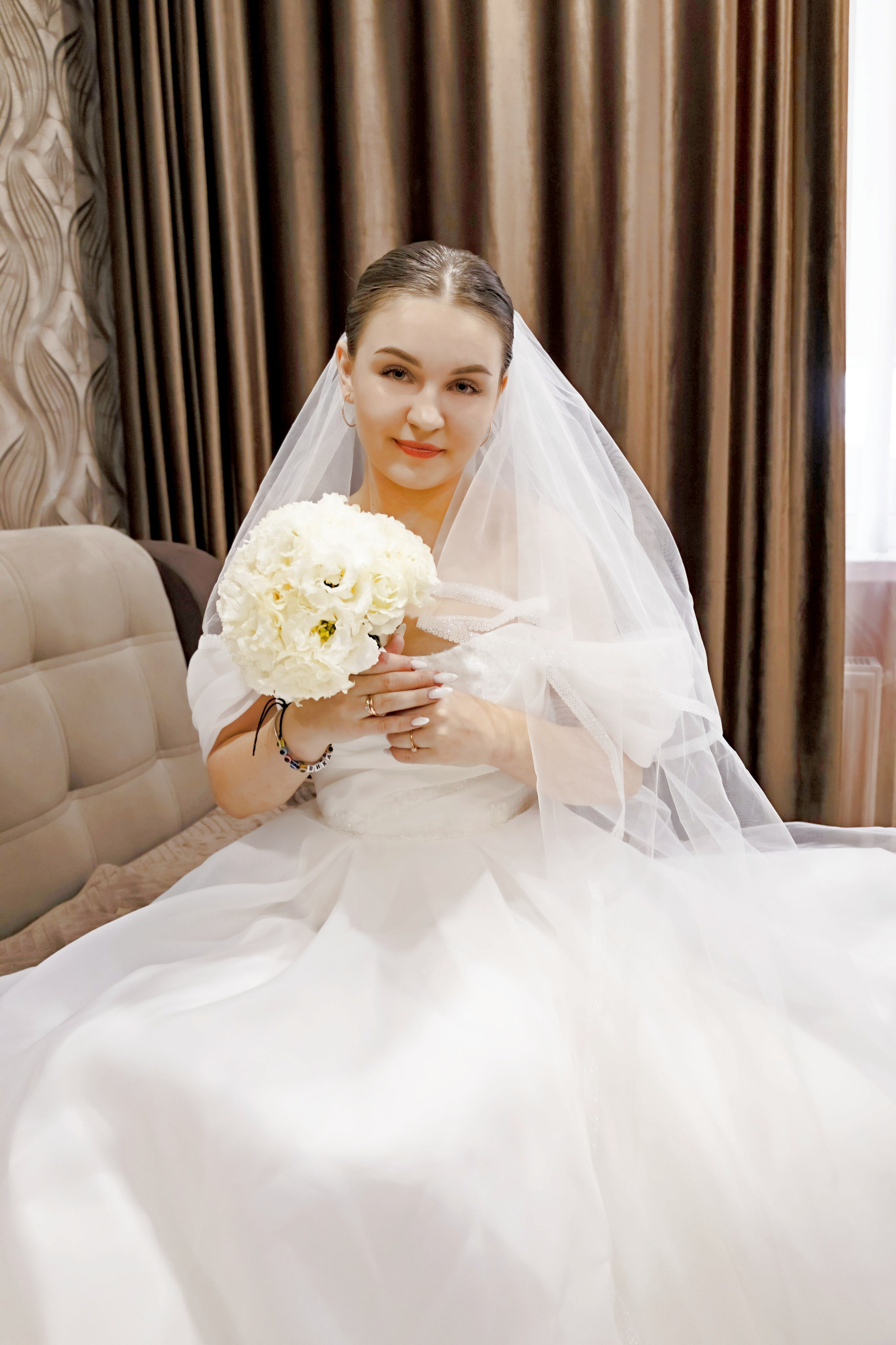 Виктор и Виктория. Даже около дома можно сделать шикарные свадебные фото. Свадебный фотограф ростовская область