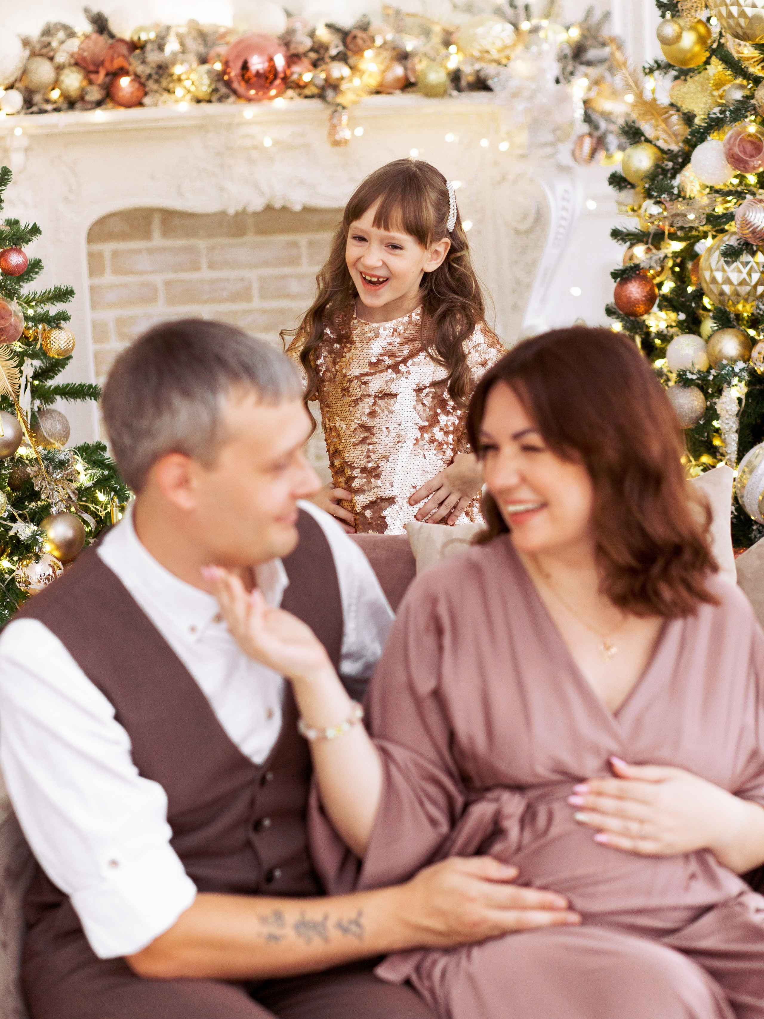 Семейная Новогодняя фотосессия в студии в городе Ростове-на-Дону для Александра, Анастасии и Ольги