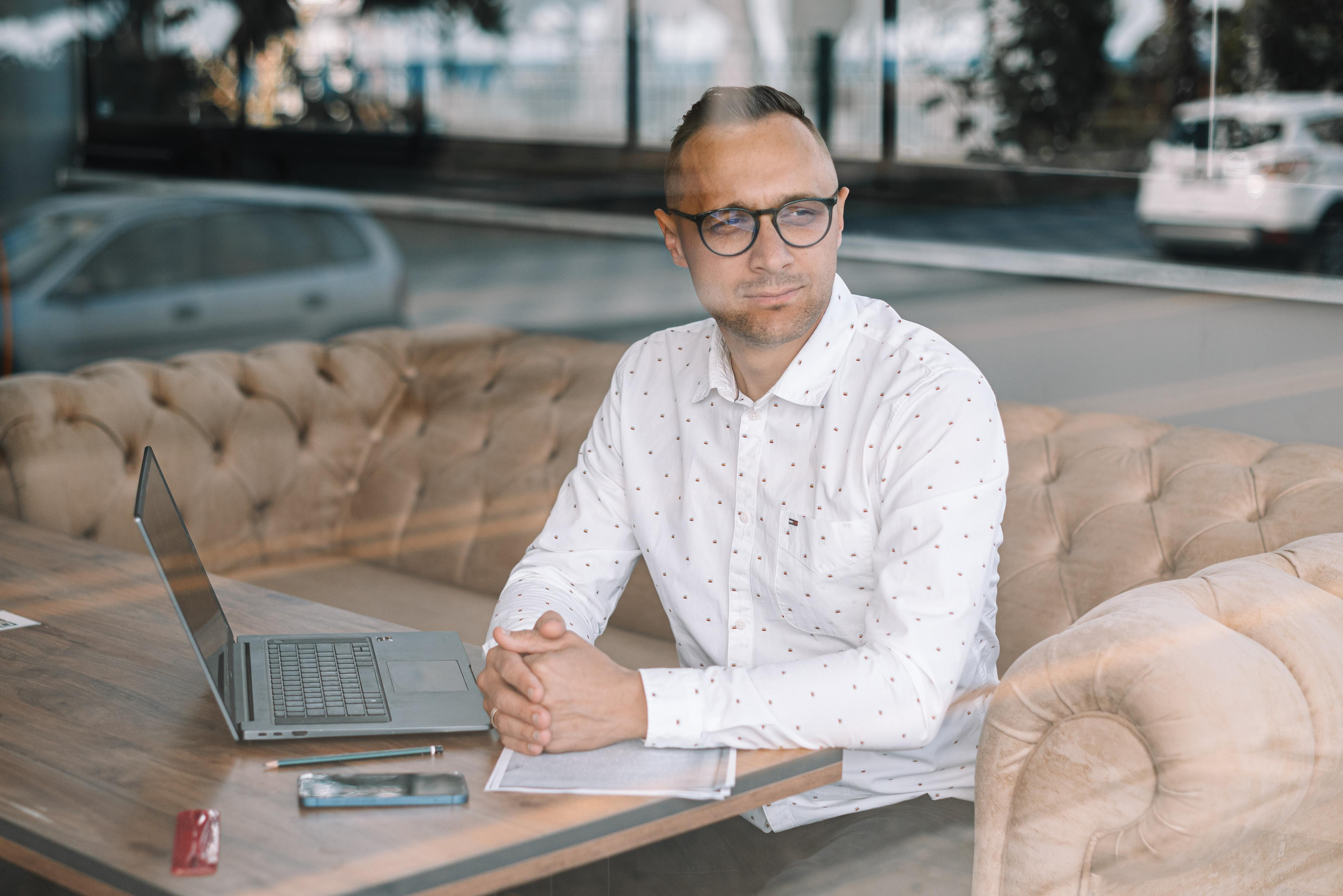 Юрий Кириленков. Судмедэксперт. Мужской портрет