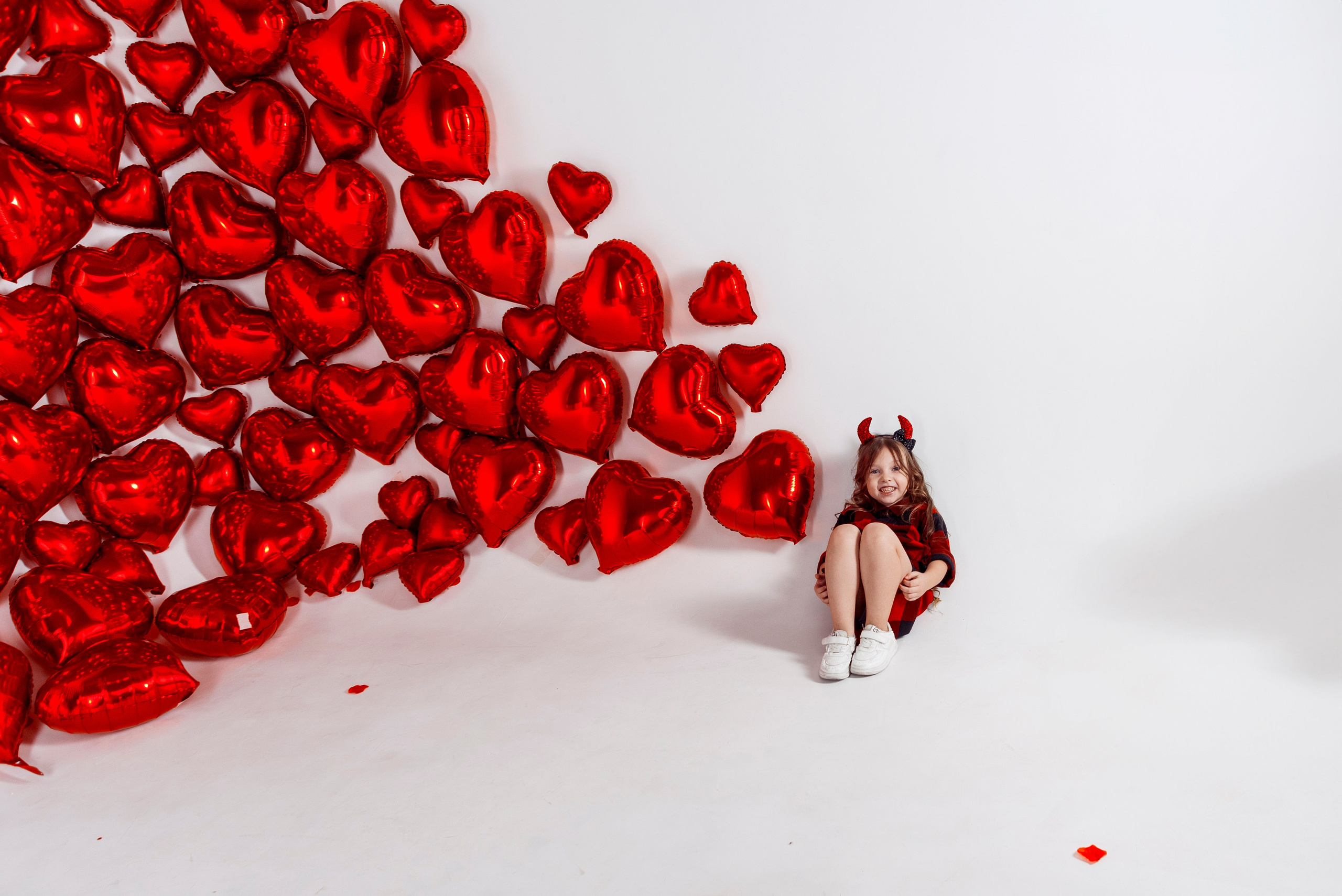 Детская фотосессия с красными сердцами в фотостудии Сочи. Детский студийный фотограф Сочи